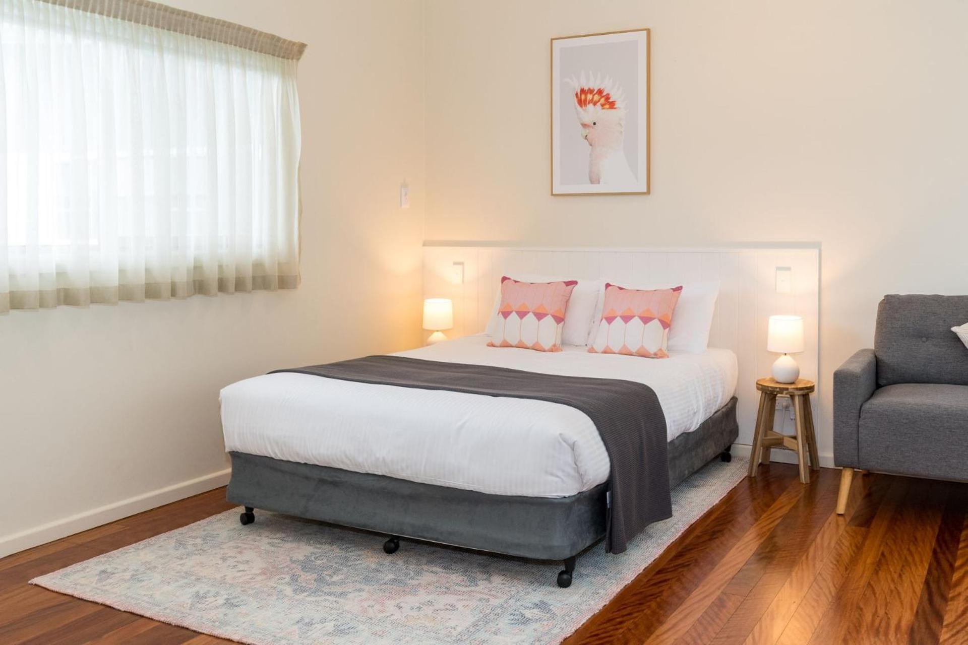 Deluxe Queen Room - Photo 13