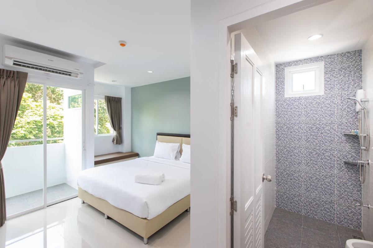 Deluxe Double Room with Balcony - Photo 8