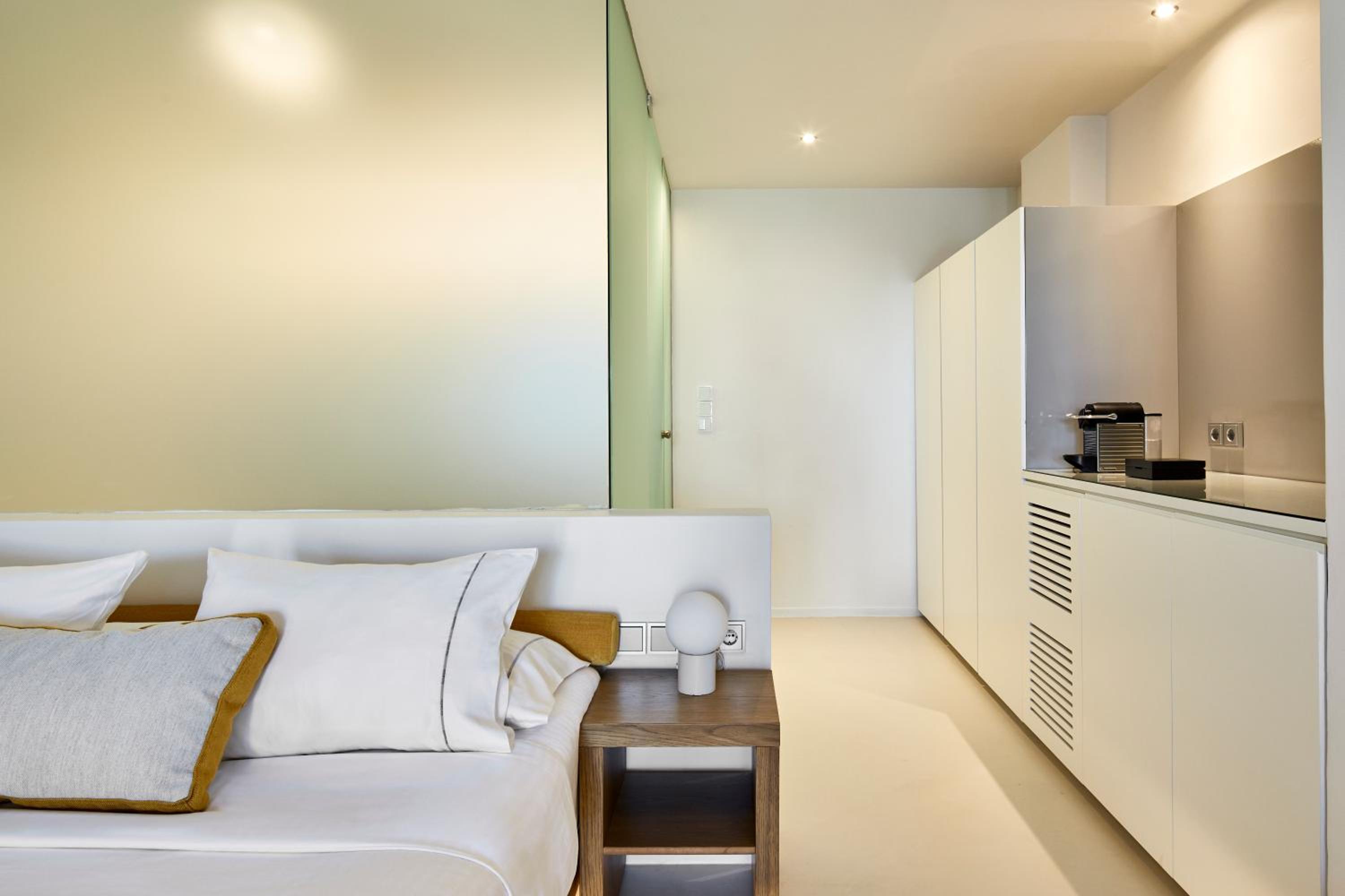 Yellow Suite with Heated Plunge Pool and Caldera View - Photo 11