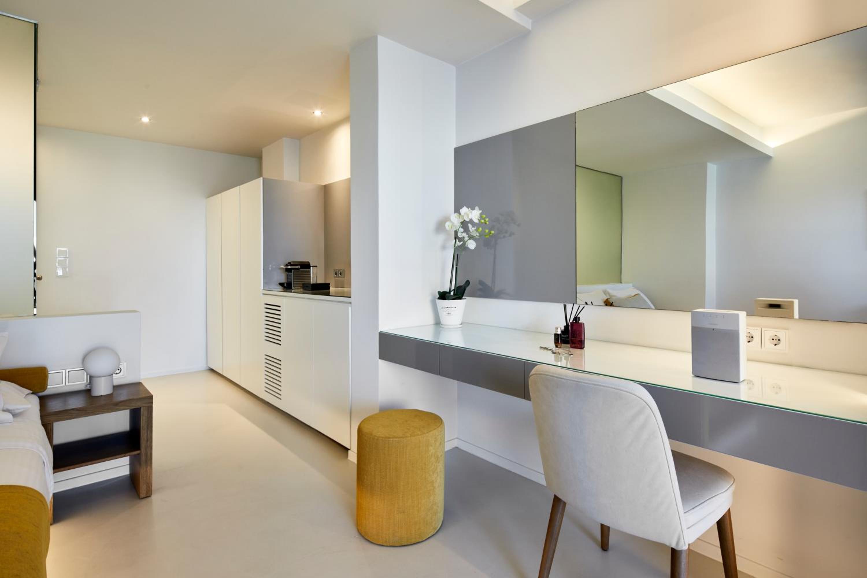 Yellow Suite with Heated Plunge Pool and Caldera View - Photo 10
