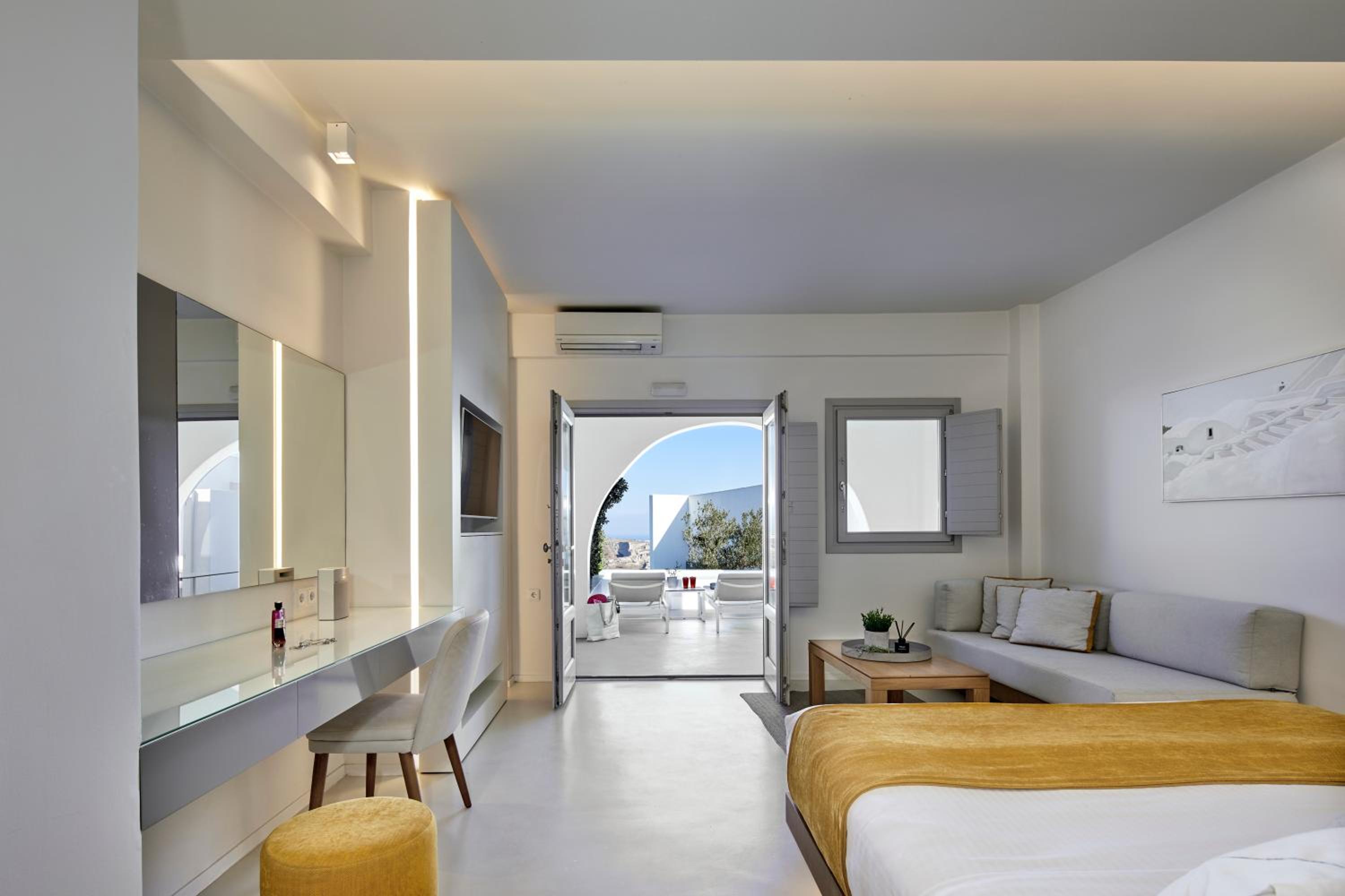 Yellow Suite with Heated Plunge Pool and Caldera View - Photo 3