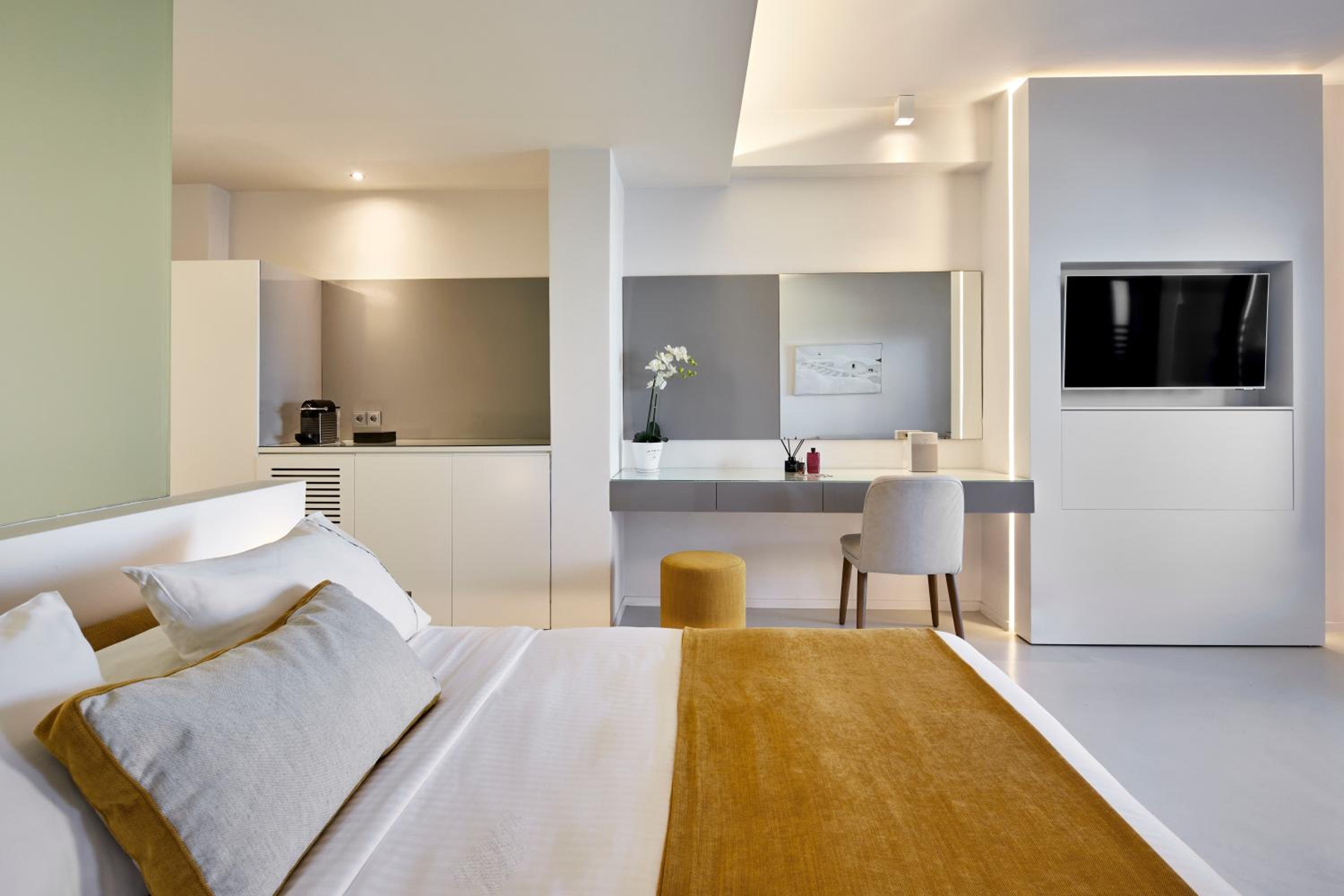 Yellow Suite with Heated Plunge Pool and Caldera View - Photo 6