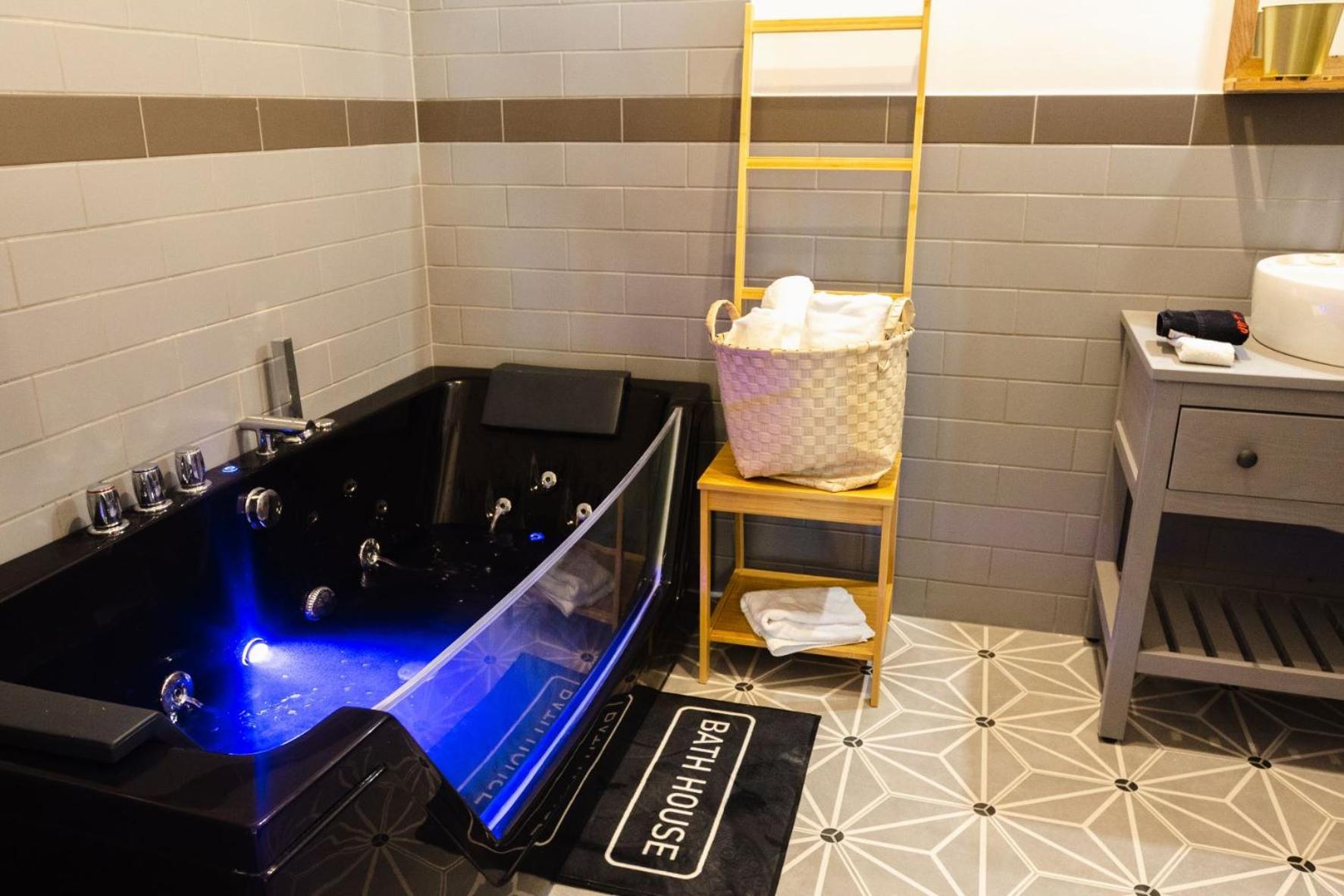 Deluxe Suite with Spa Bath - Photo 5