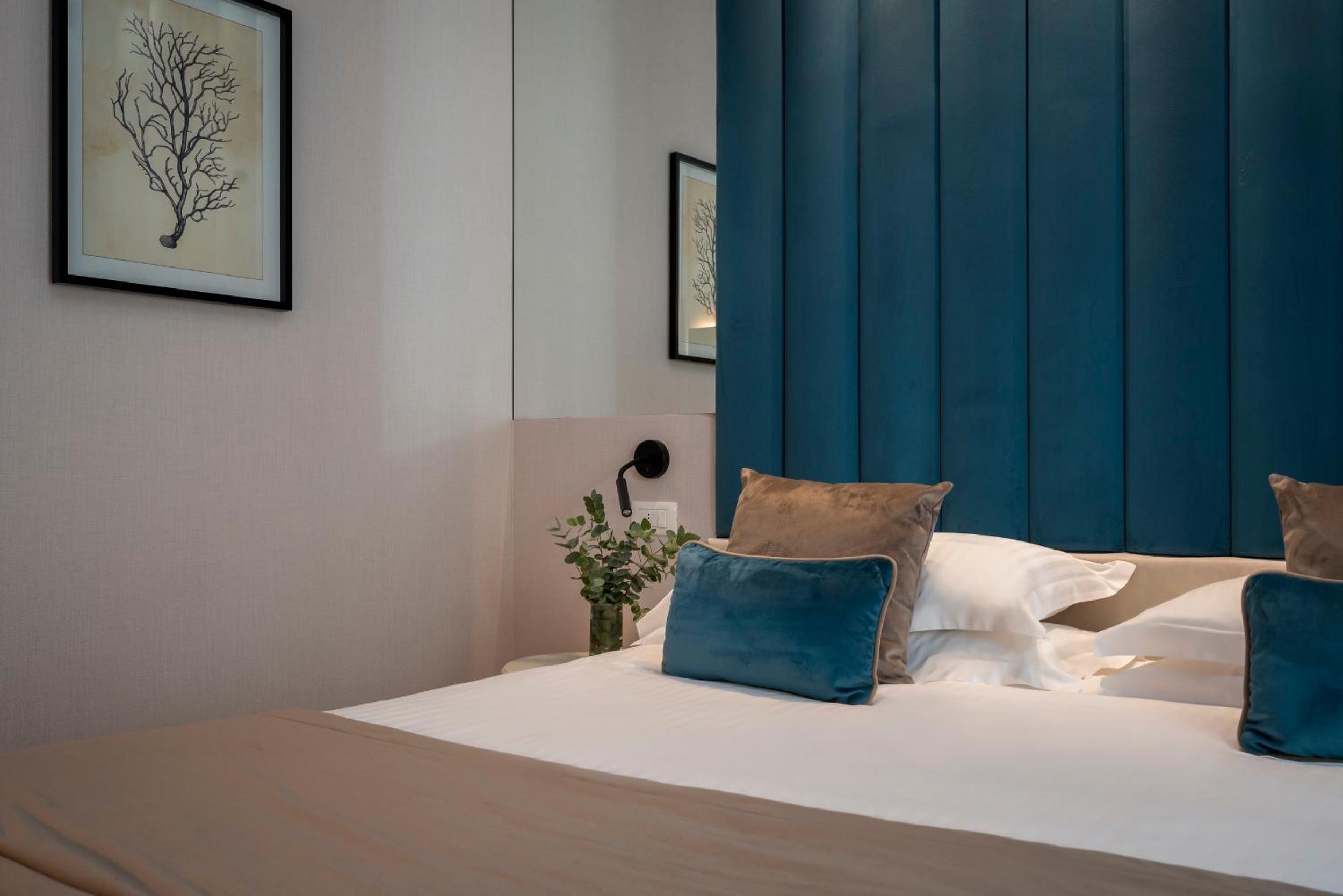 Double Room Classic Plus with Balcony with Partial Sea View photo 2