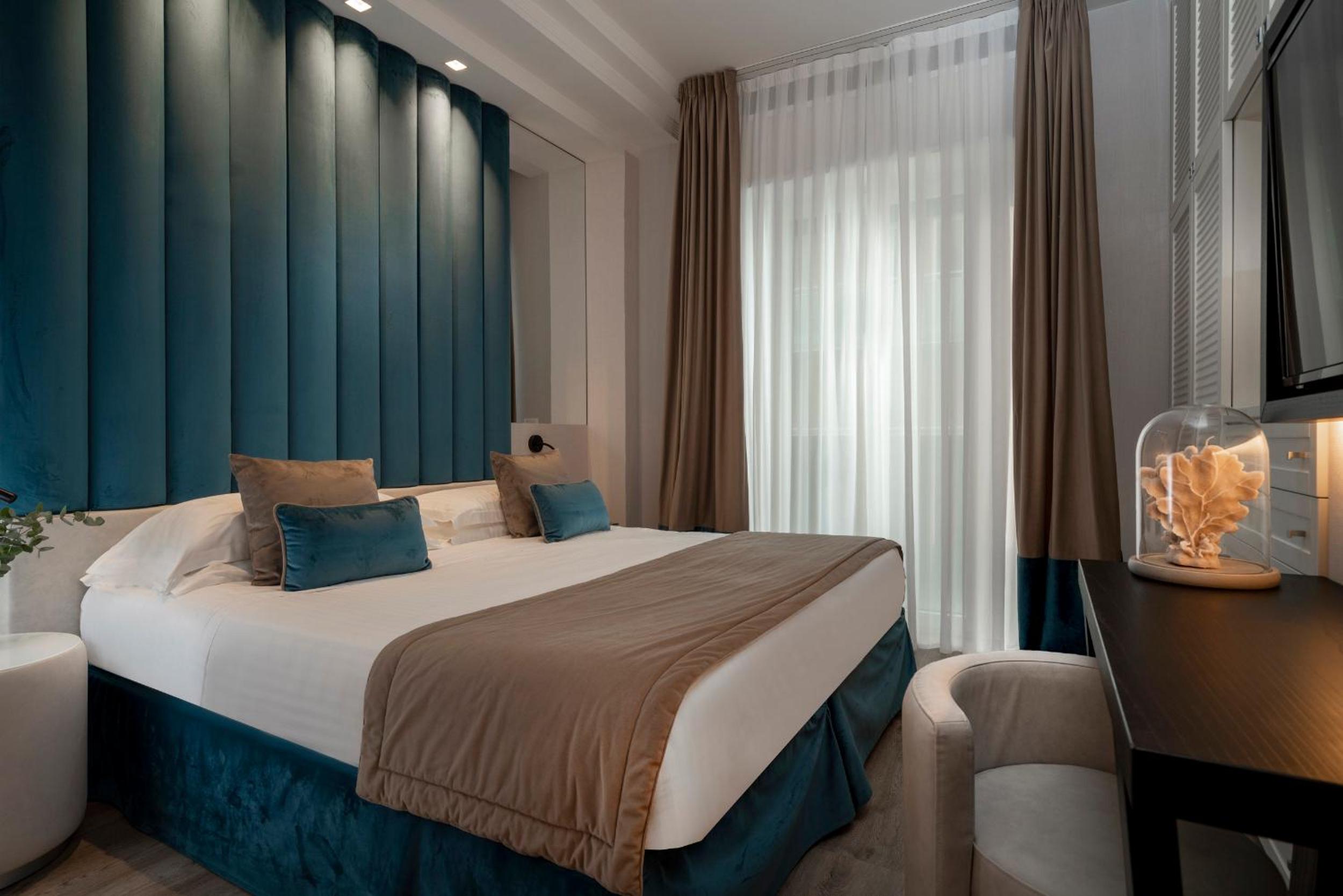 Double Room Classic Plus with Balcony with Partial Sea View photo 1
