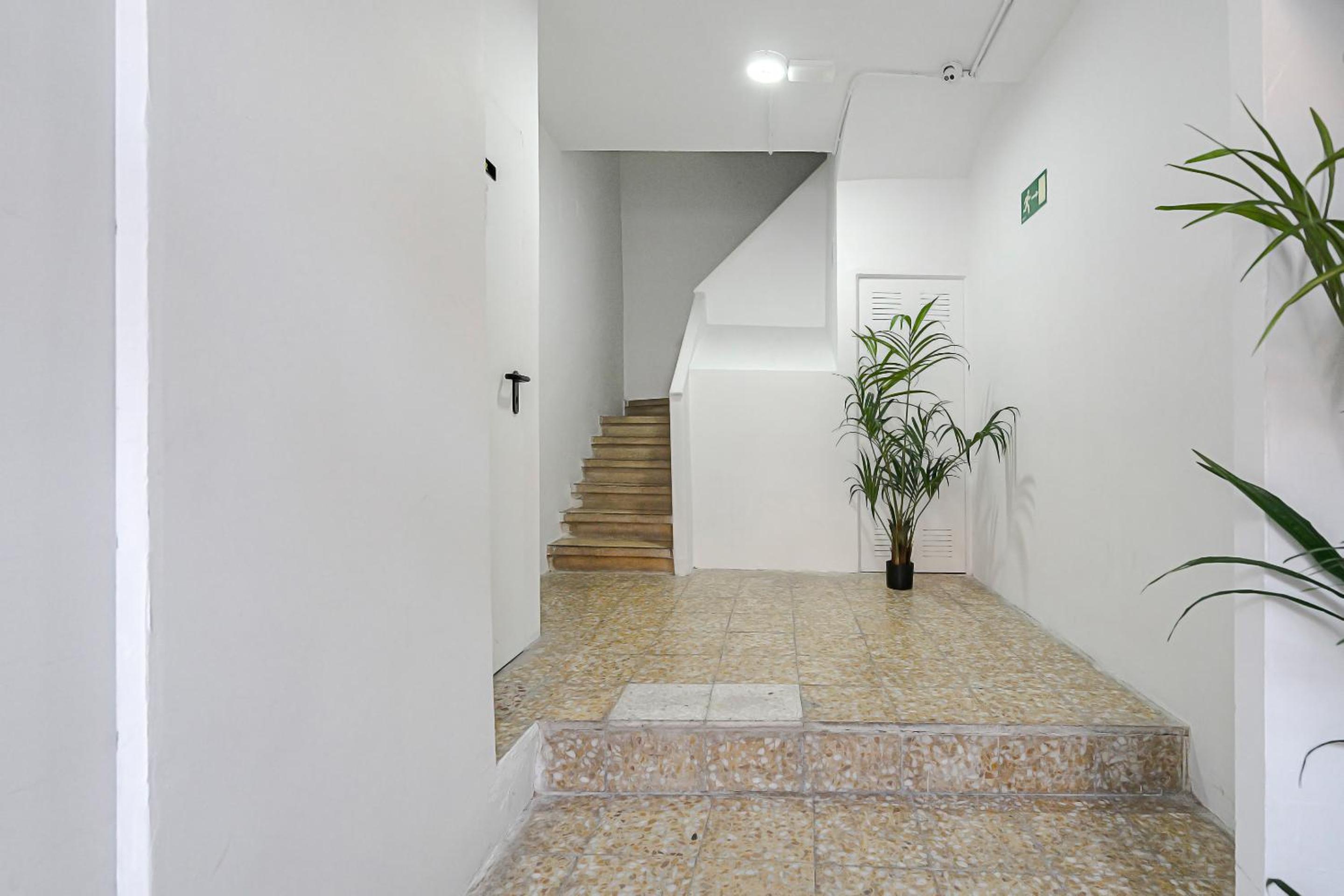 Three-Bedroom Apartment with Balcony 7.1 - Photo 33