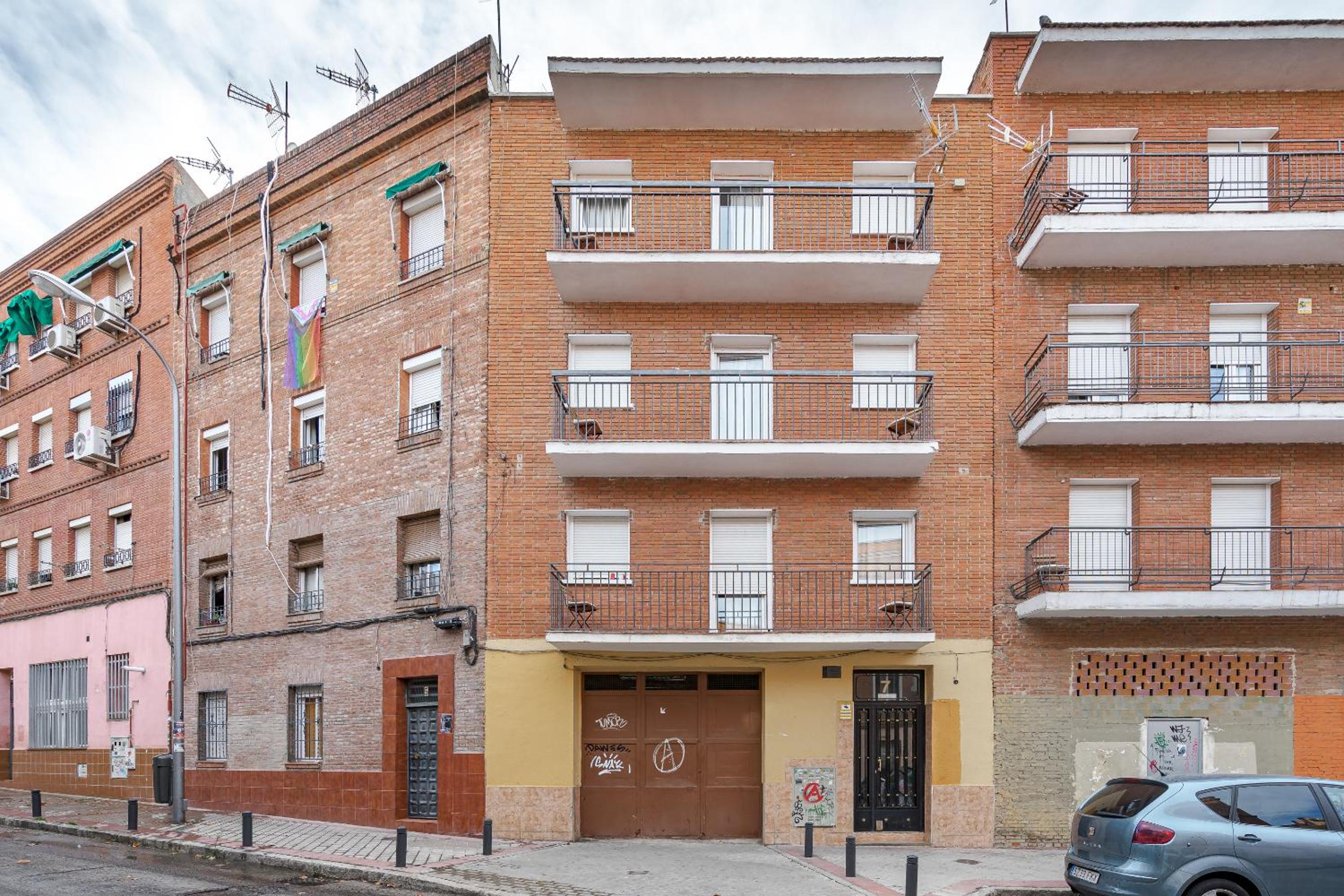 Three-Bedroom Apartment with Balcony 7.1 - Photo 34