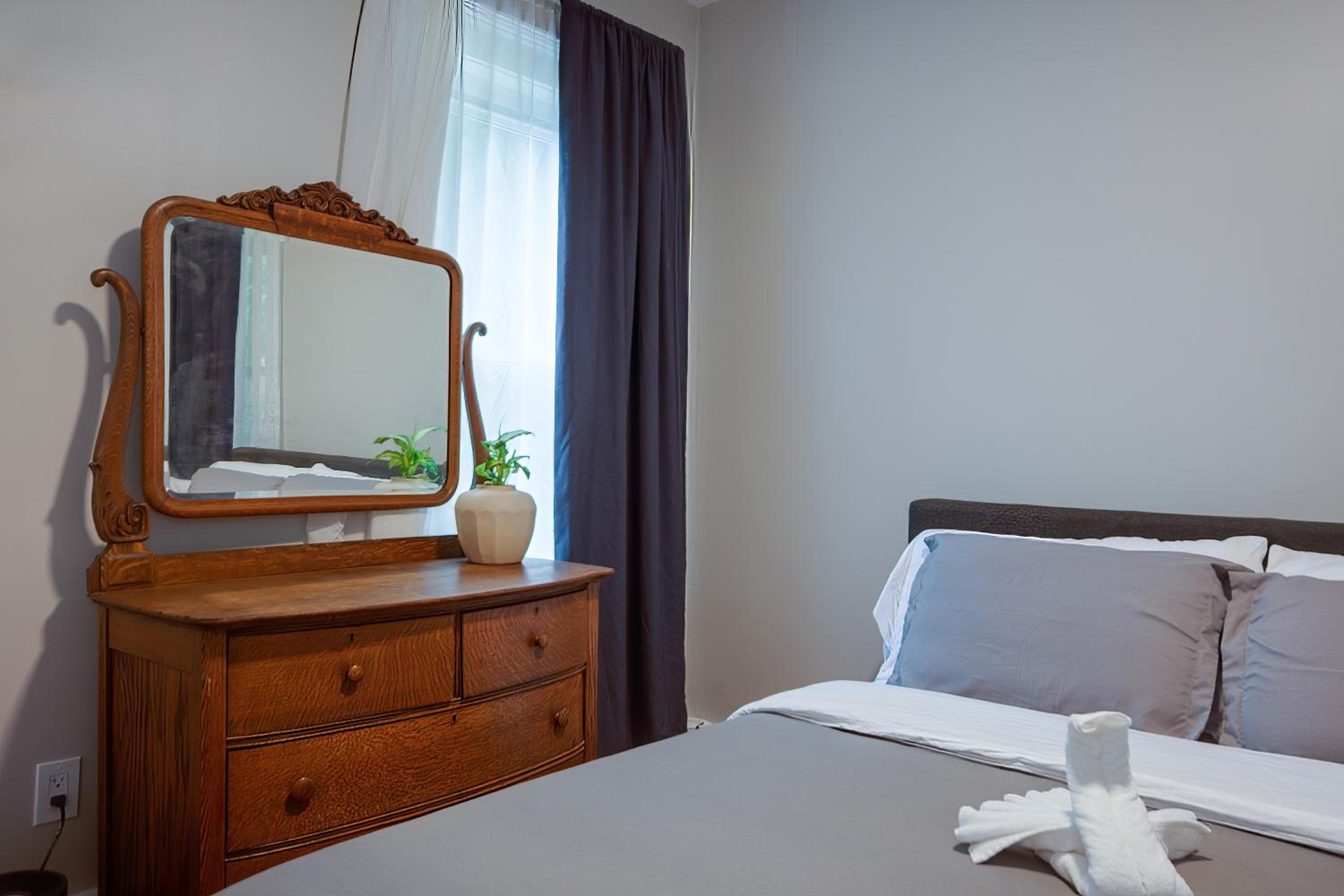 Queen Room with Shared Bathroom photo 2