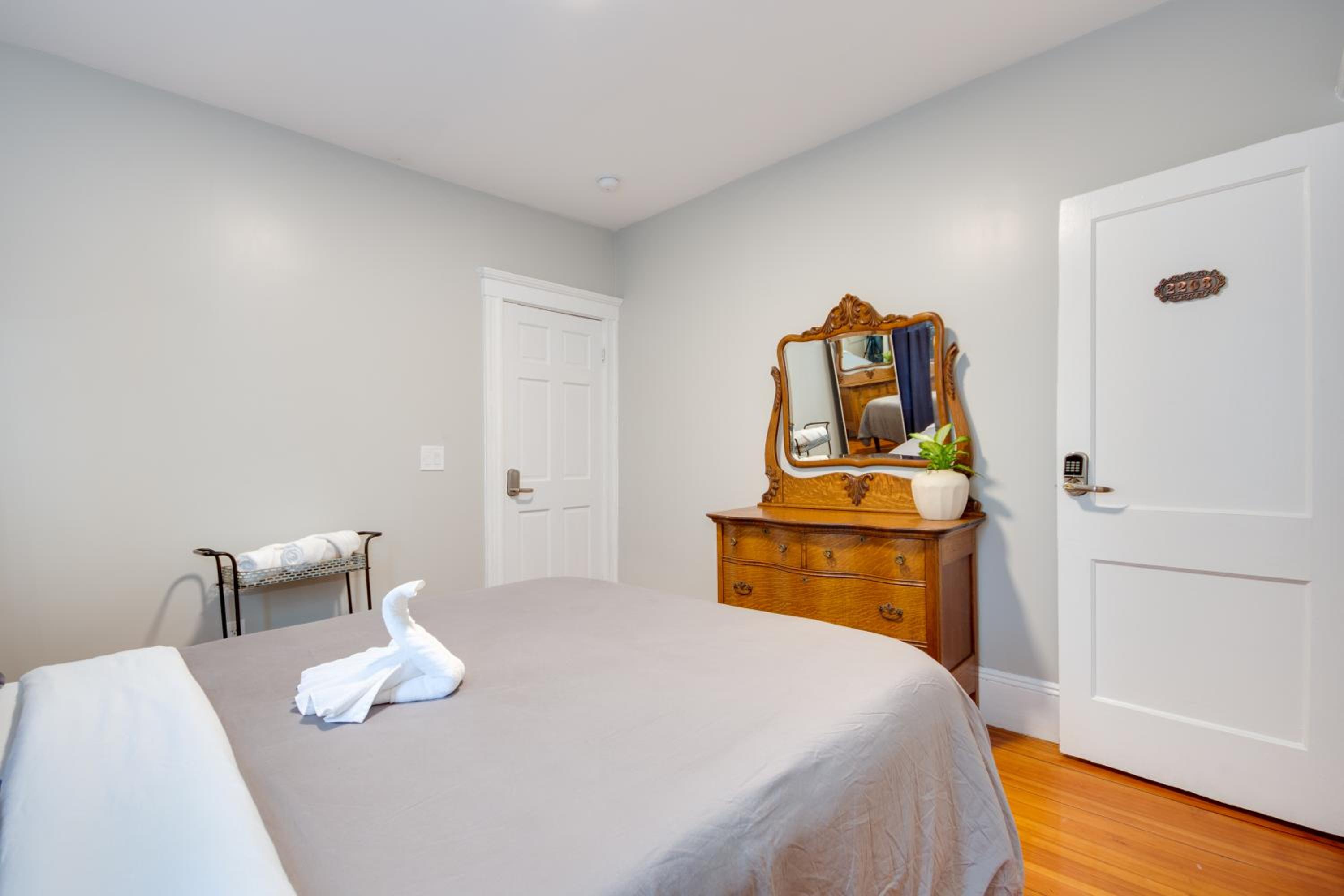 Queen Room with Shared Bathroom photo 2