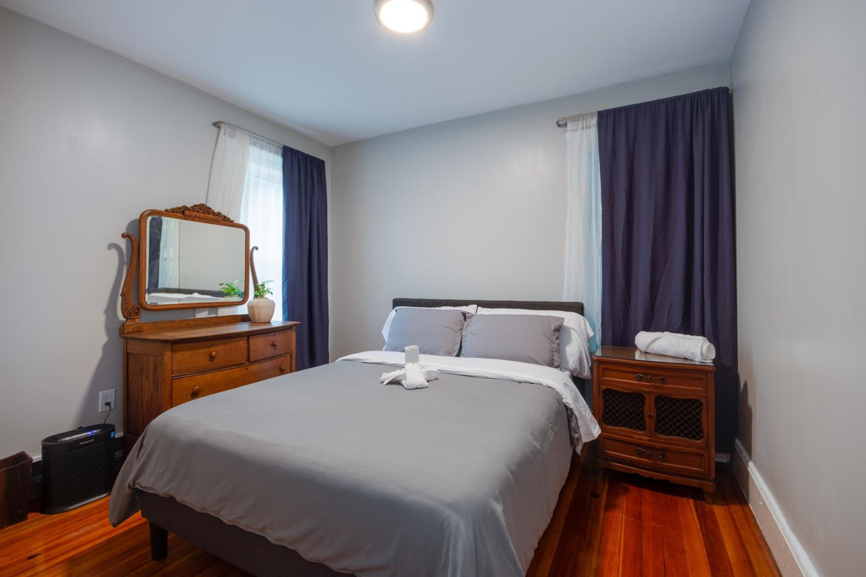 Queen Room with Shared Bathroom photo 1