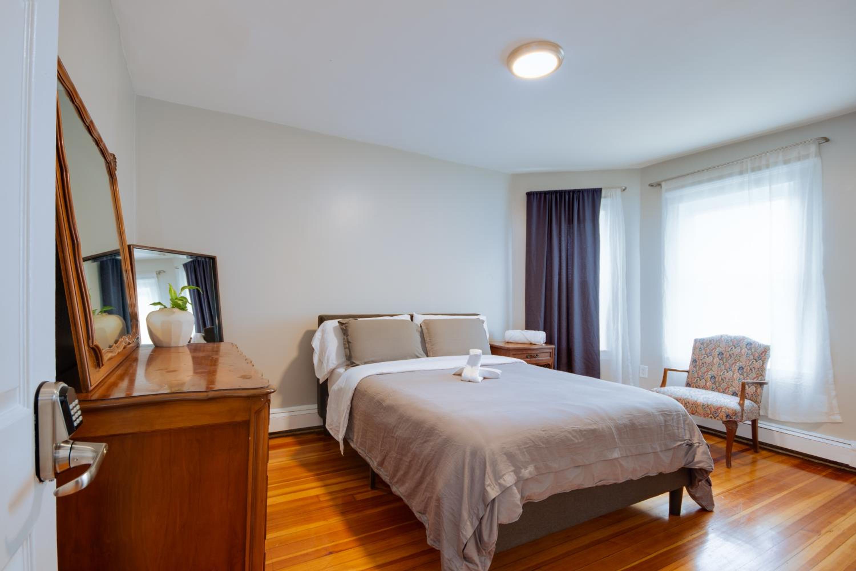 Queen Room with Shared Bathroom photo 1