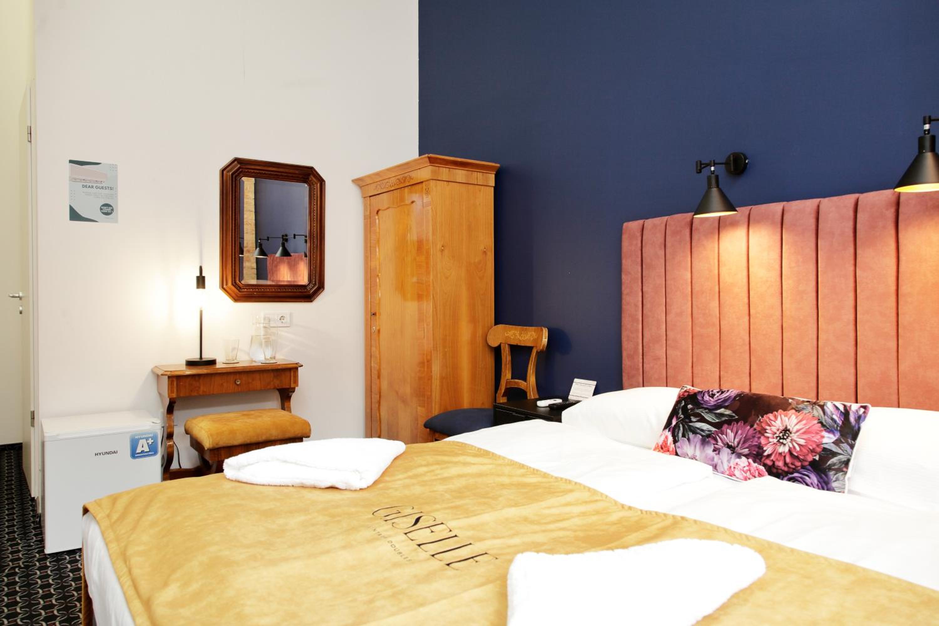 Deluxe Double Room with Balcony - Photo 11