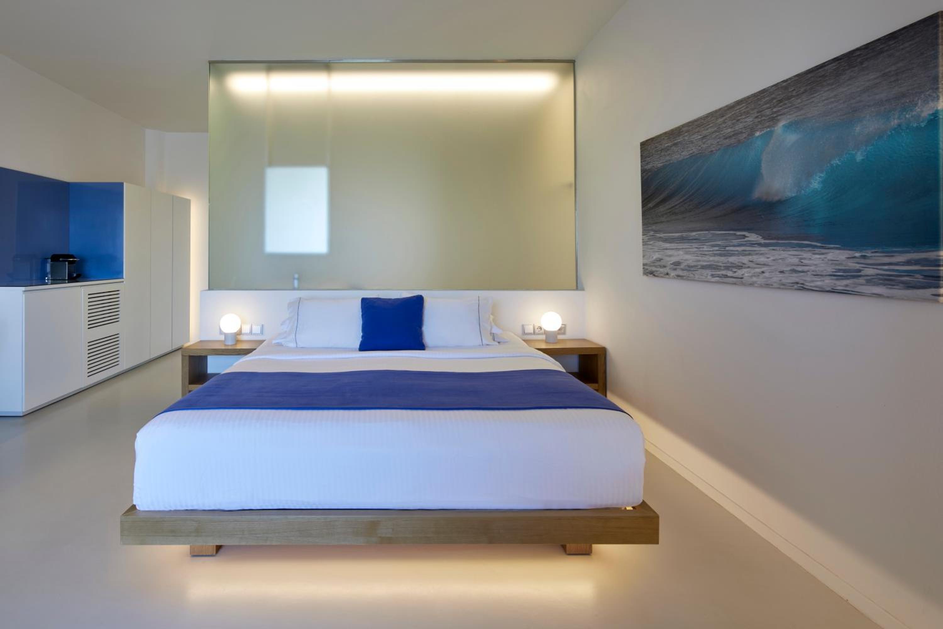 Infinity Suite with Heated Plunge Pool and Caldera View - Photo 6