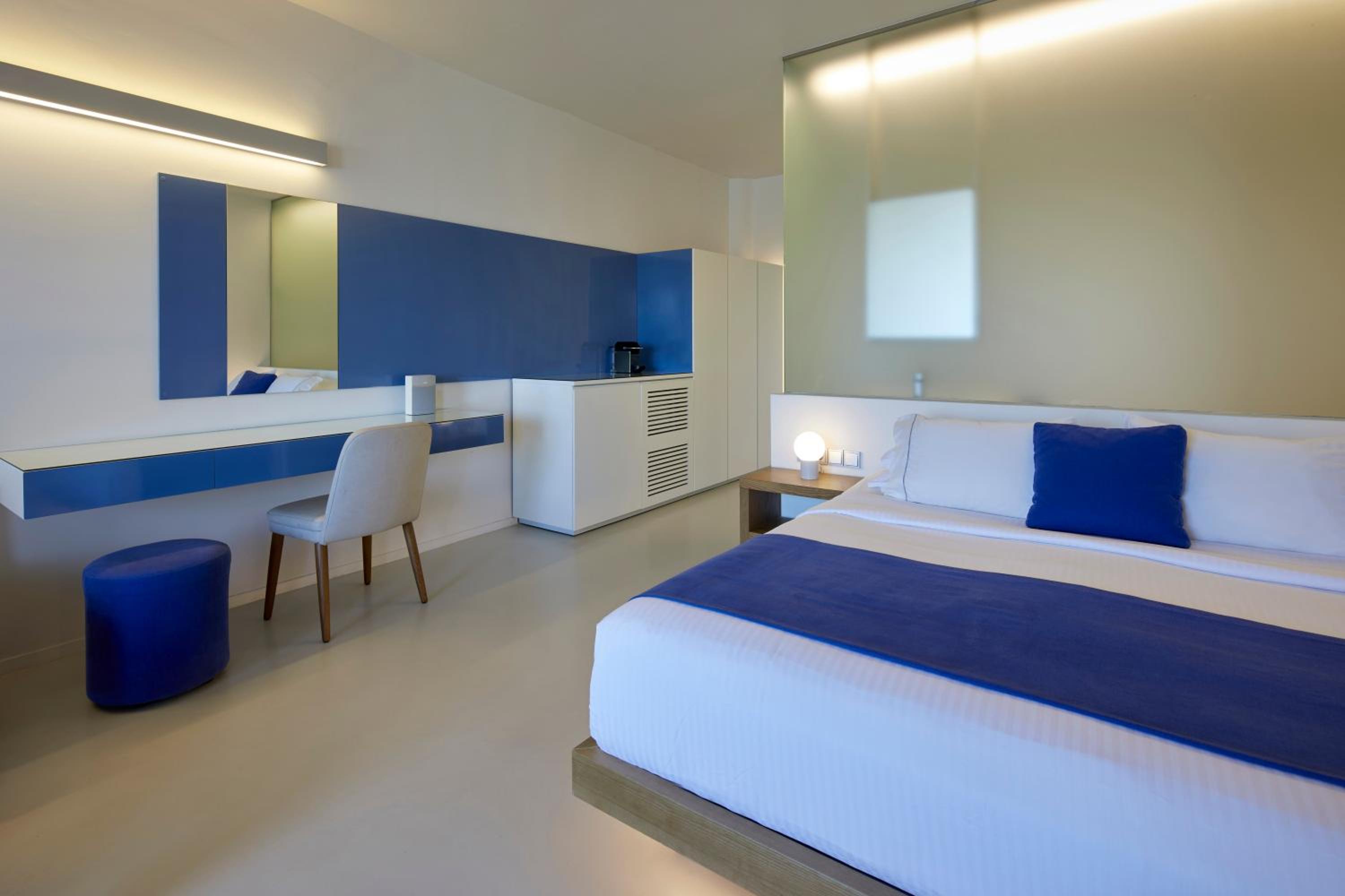 Infinity Suite with Heated Plunge Pool and Caldera View - Photo 4