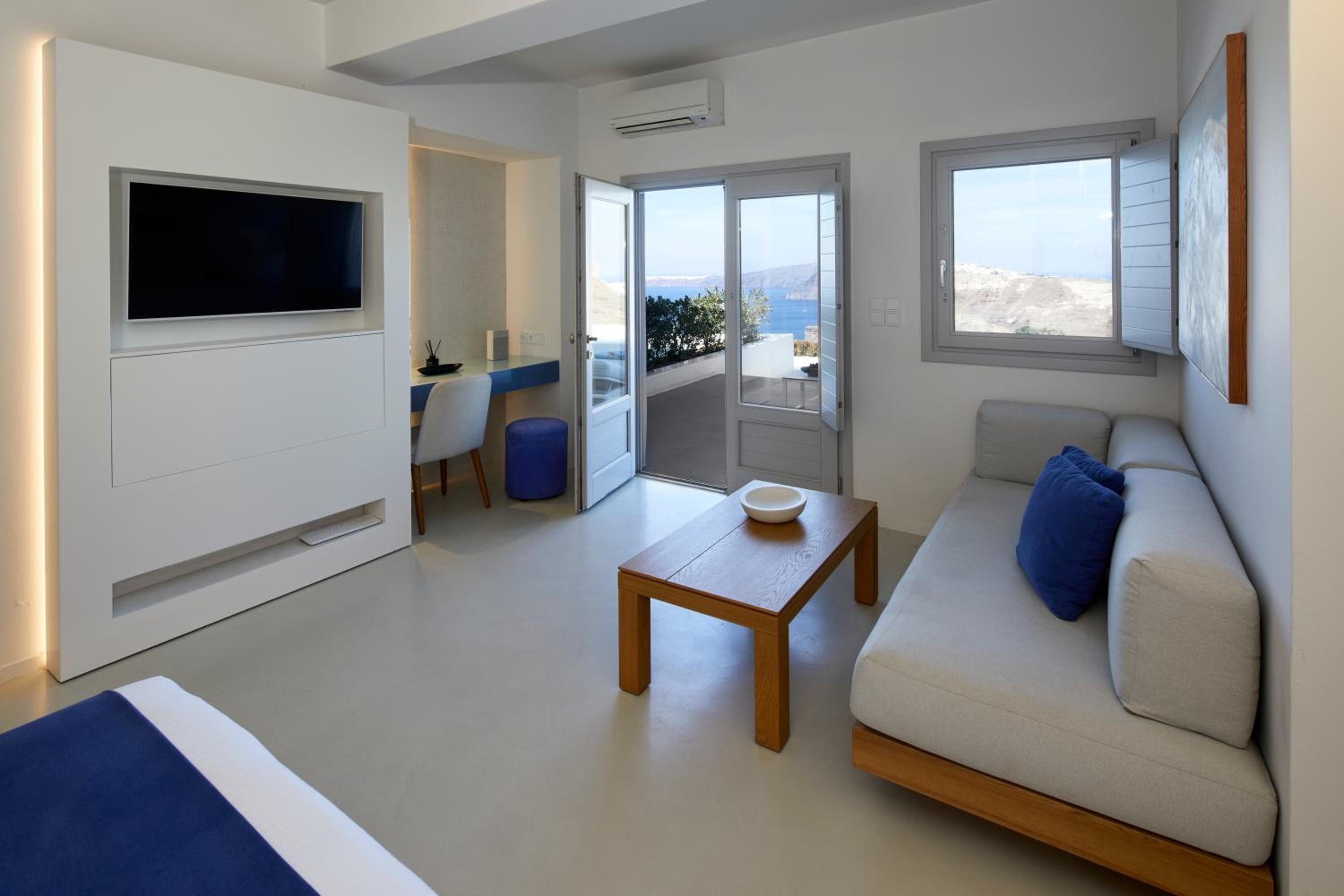 Infinity Suite with Heated Plunge Pool and Caldera View - Photo 3