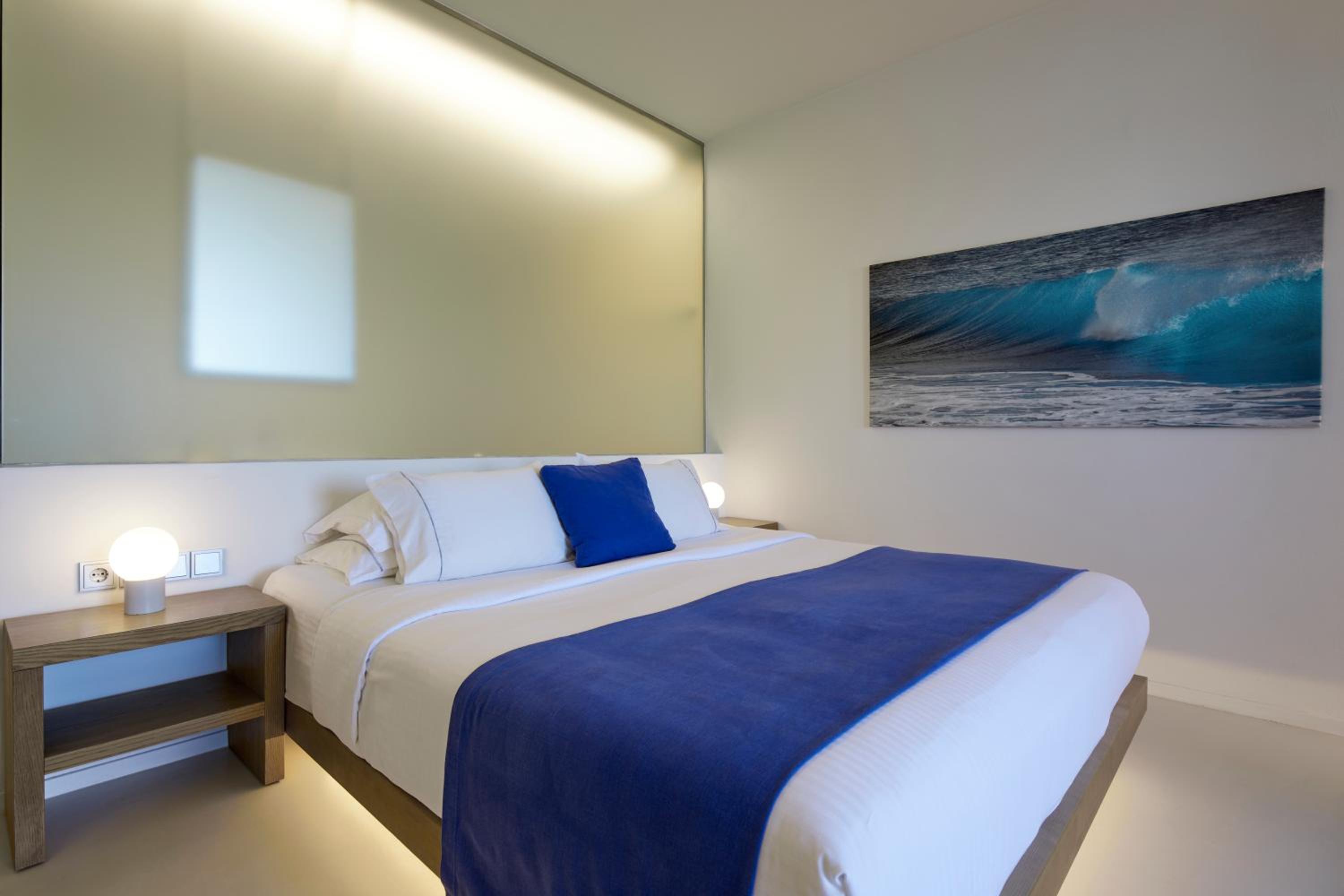 Infinity Suite with Heated Plunge Pool and Caldera View