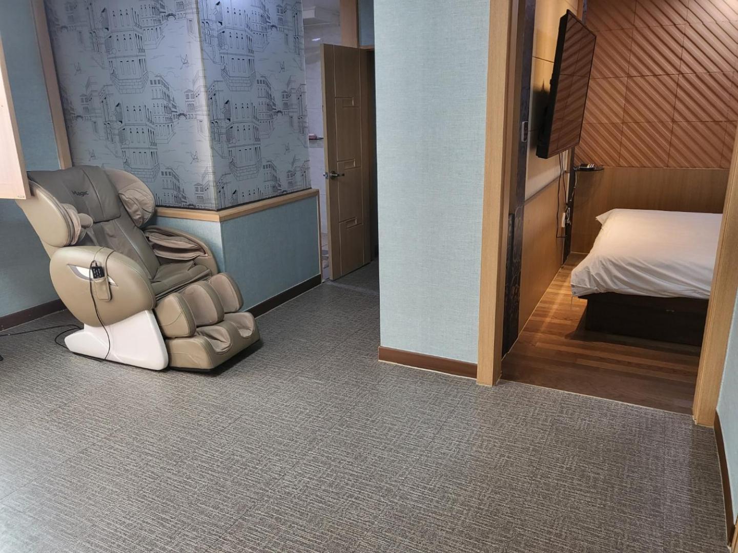 Suite - Photo 3