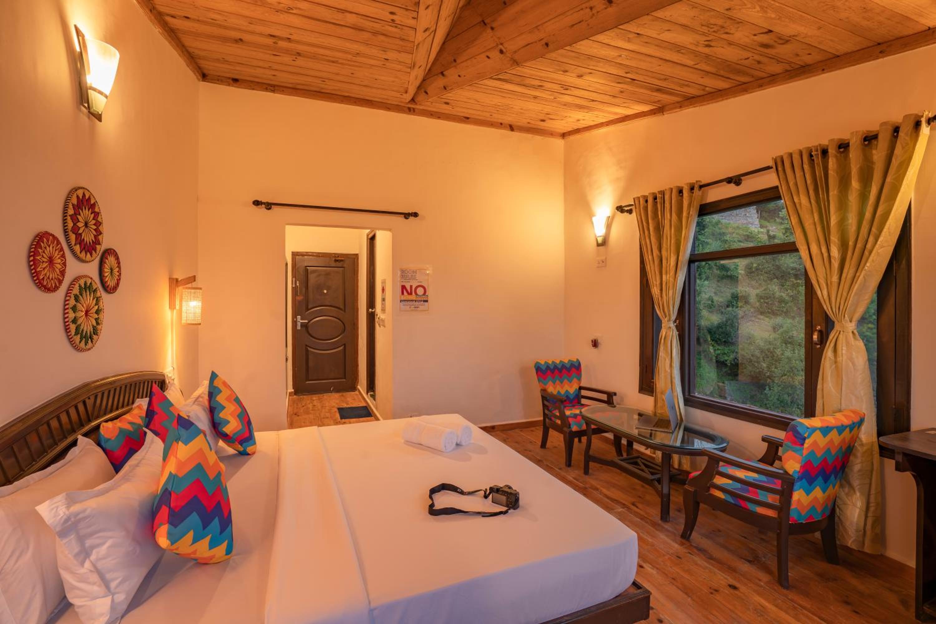 Deluxe Double Room with Bath - Photo 16