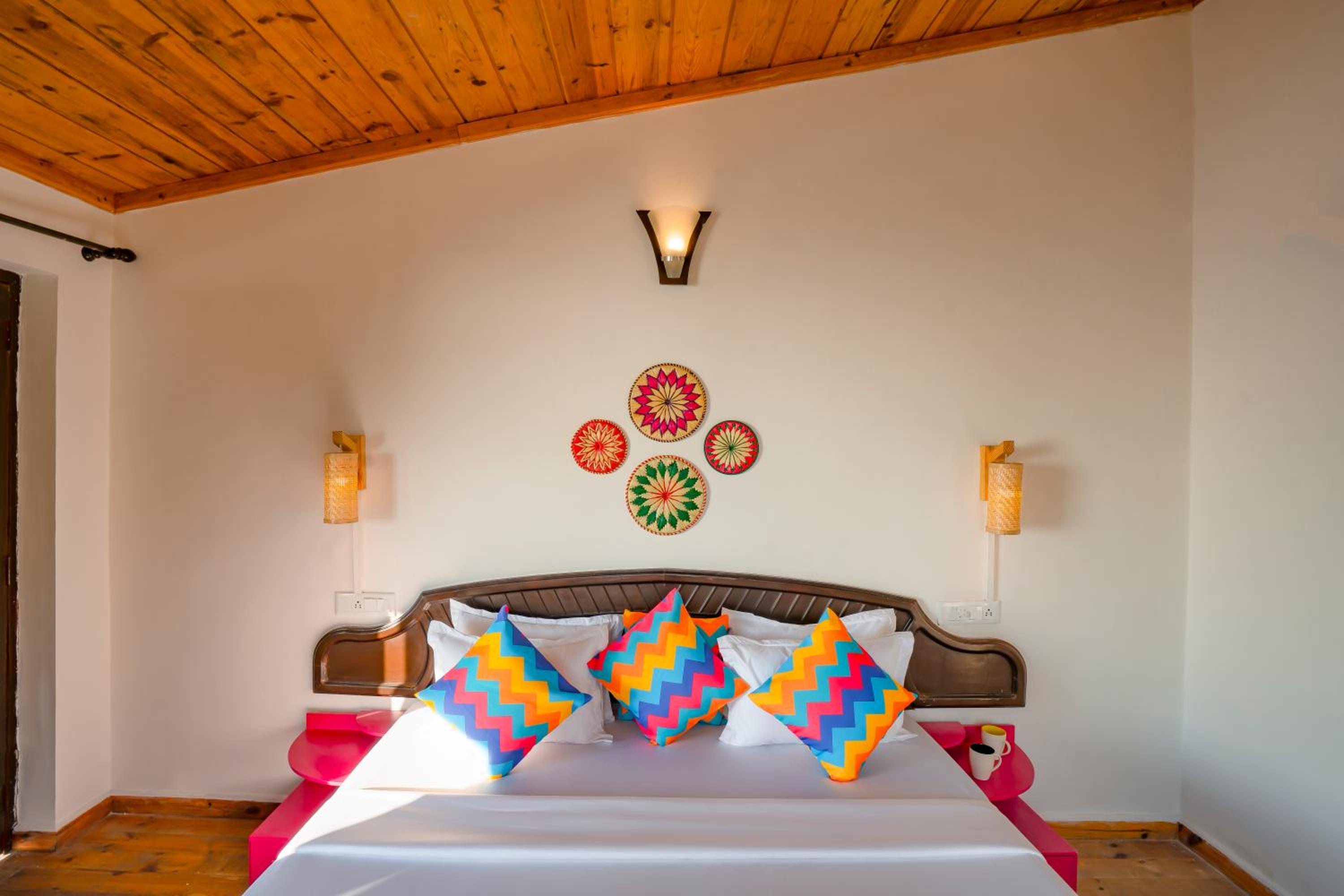 Deluxe Double Room with Bath - Photo 13