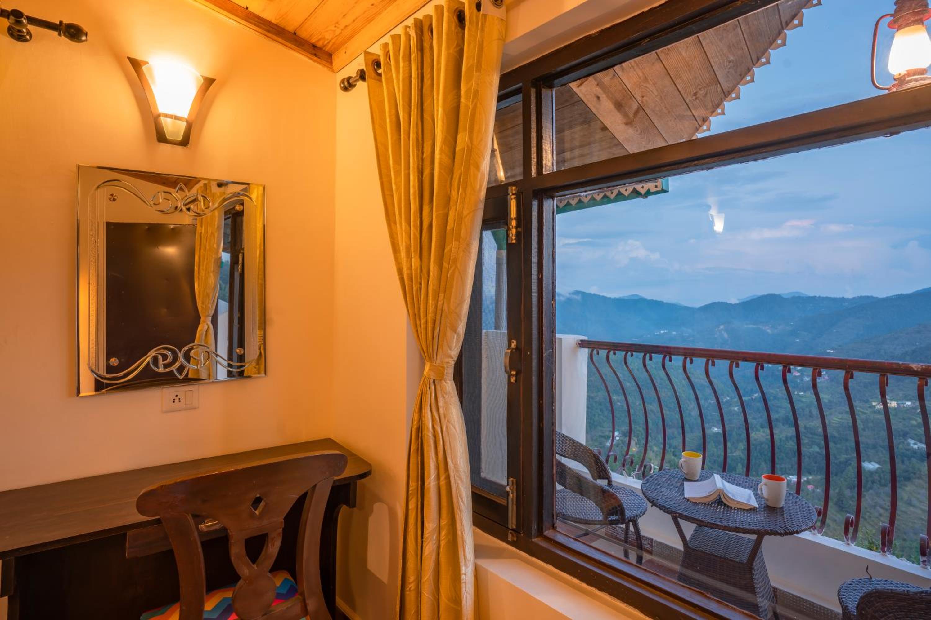 Deluxe Double Room with Bath - Photo 11