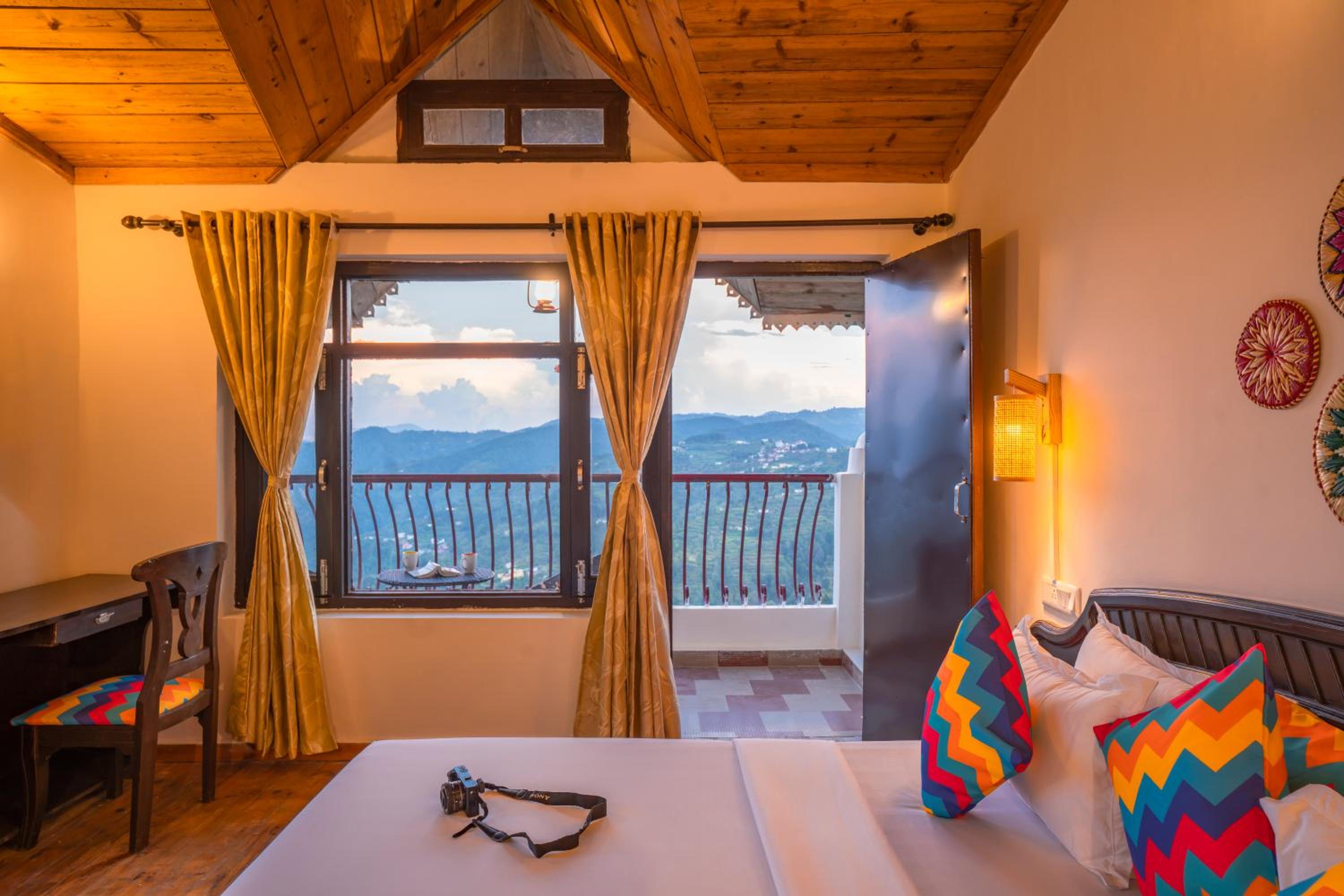 Deluxe Double Room with Bath - Photo 12