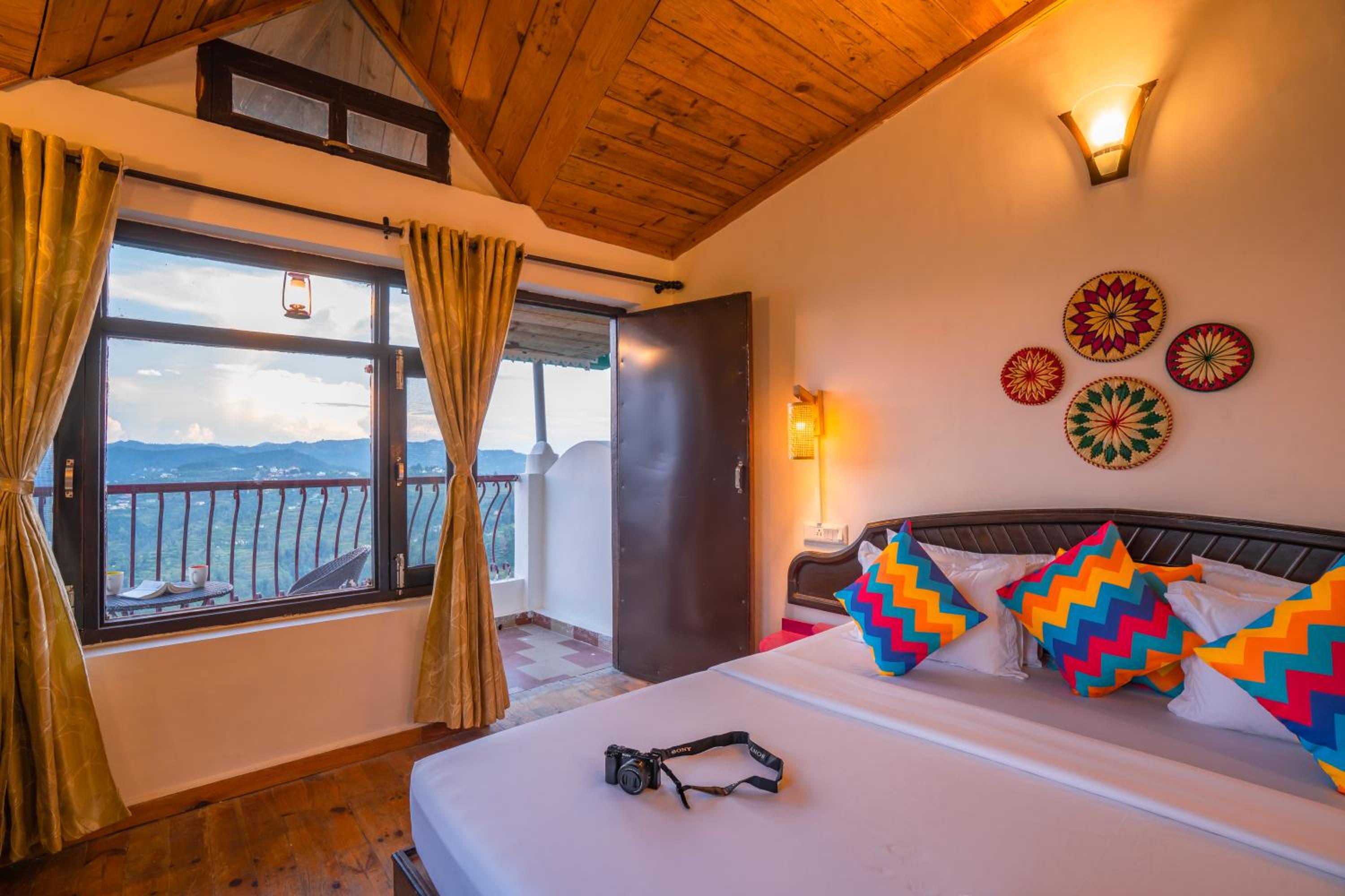 Deluxe Double Room with Bath - Photo 7