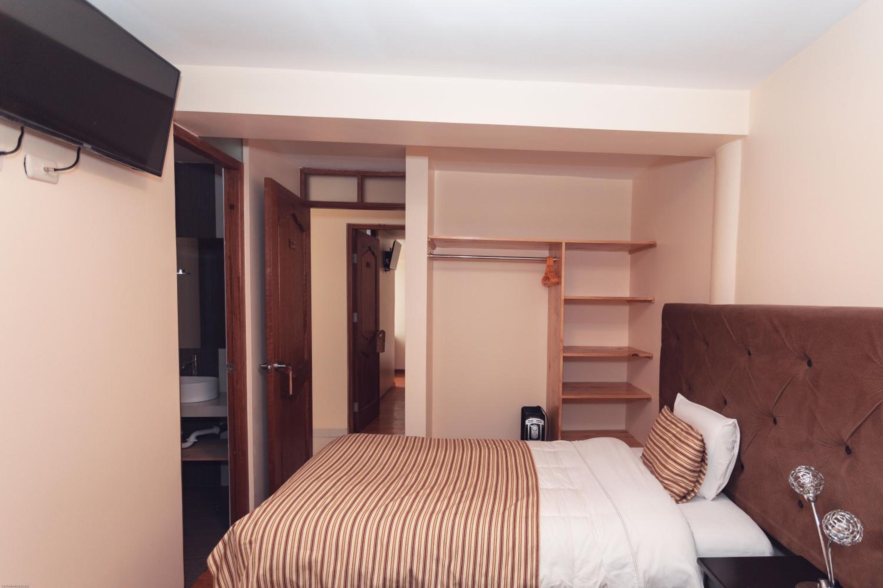 Single Room with Private Bathroom photo 2
