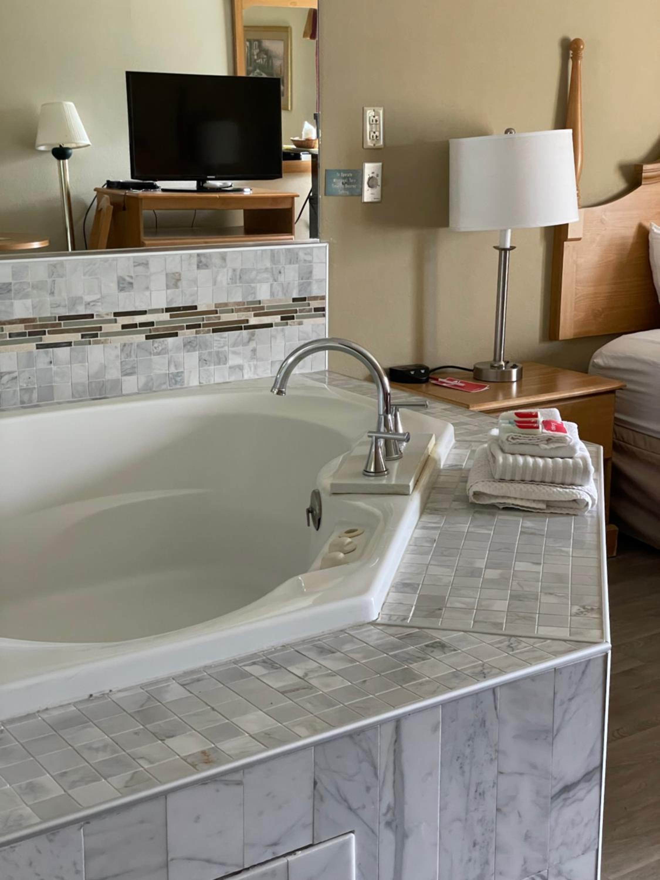 King Room with Spa Bath - Photo 8