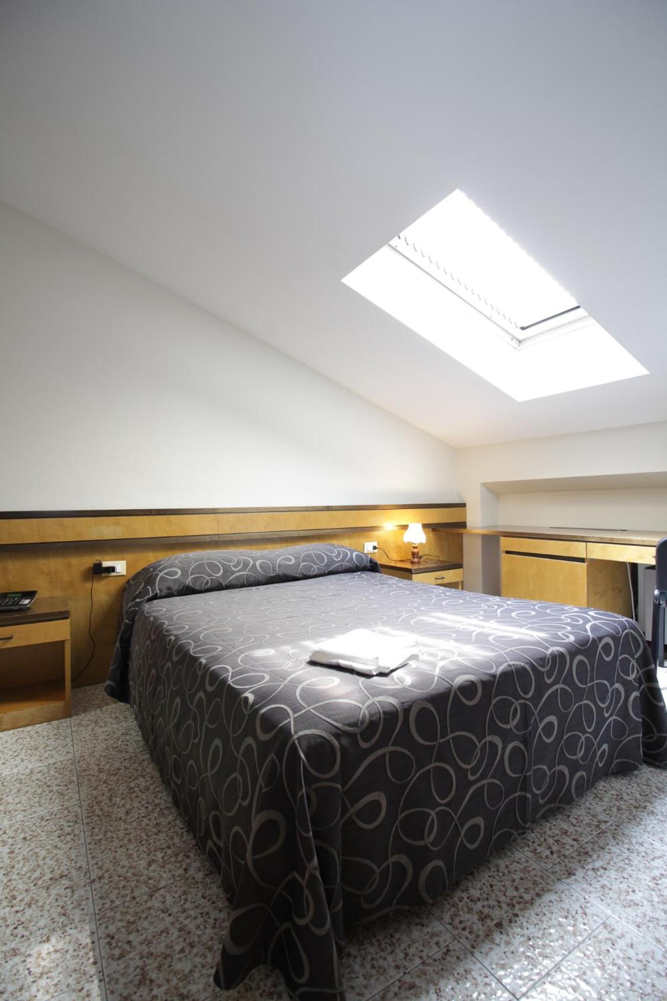 Double or Twin Room - Photo 5