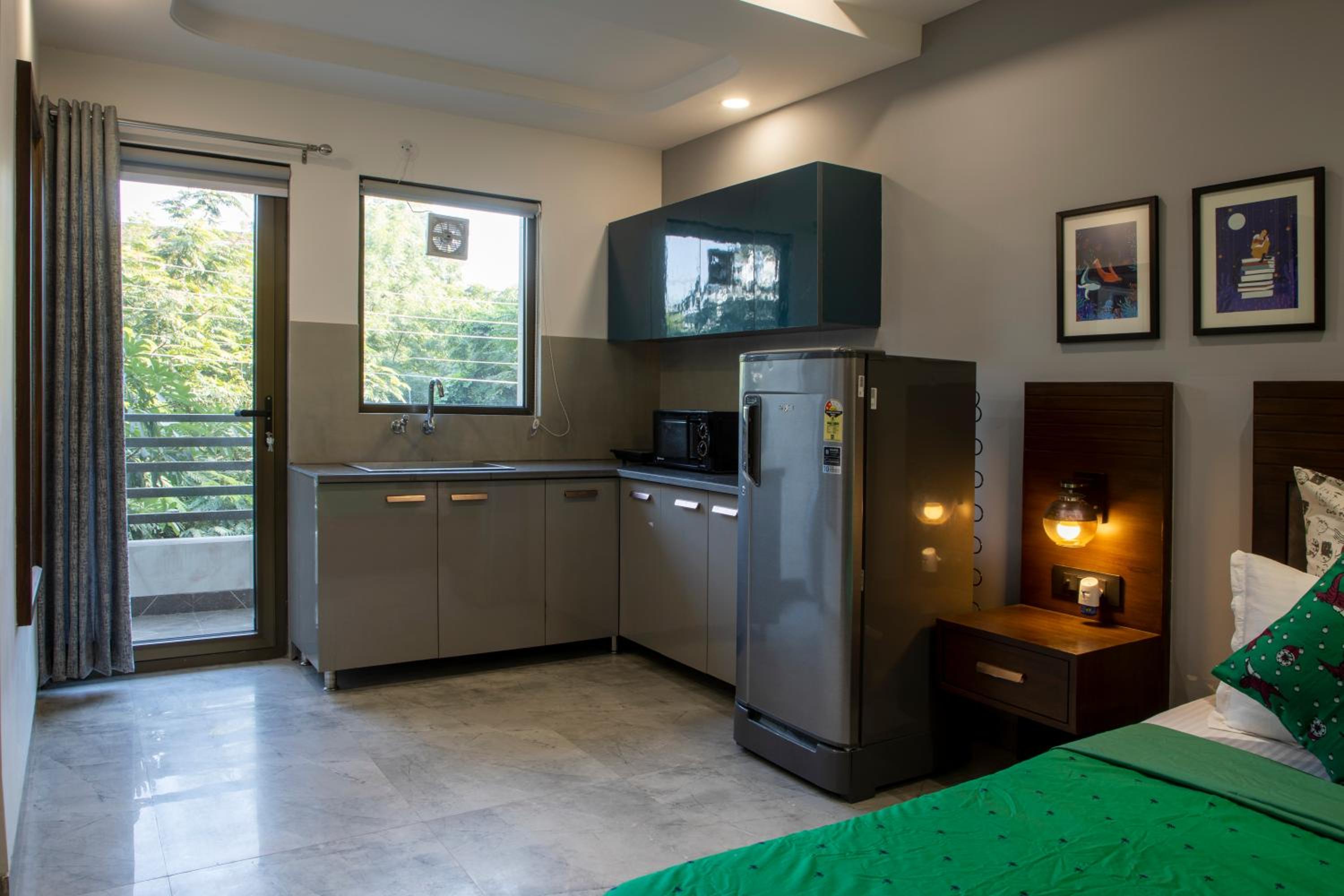 Studio with Balcony - Photo 17