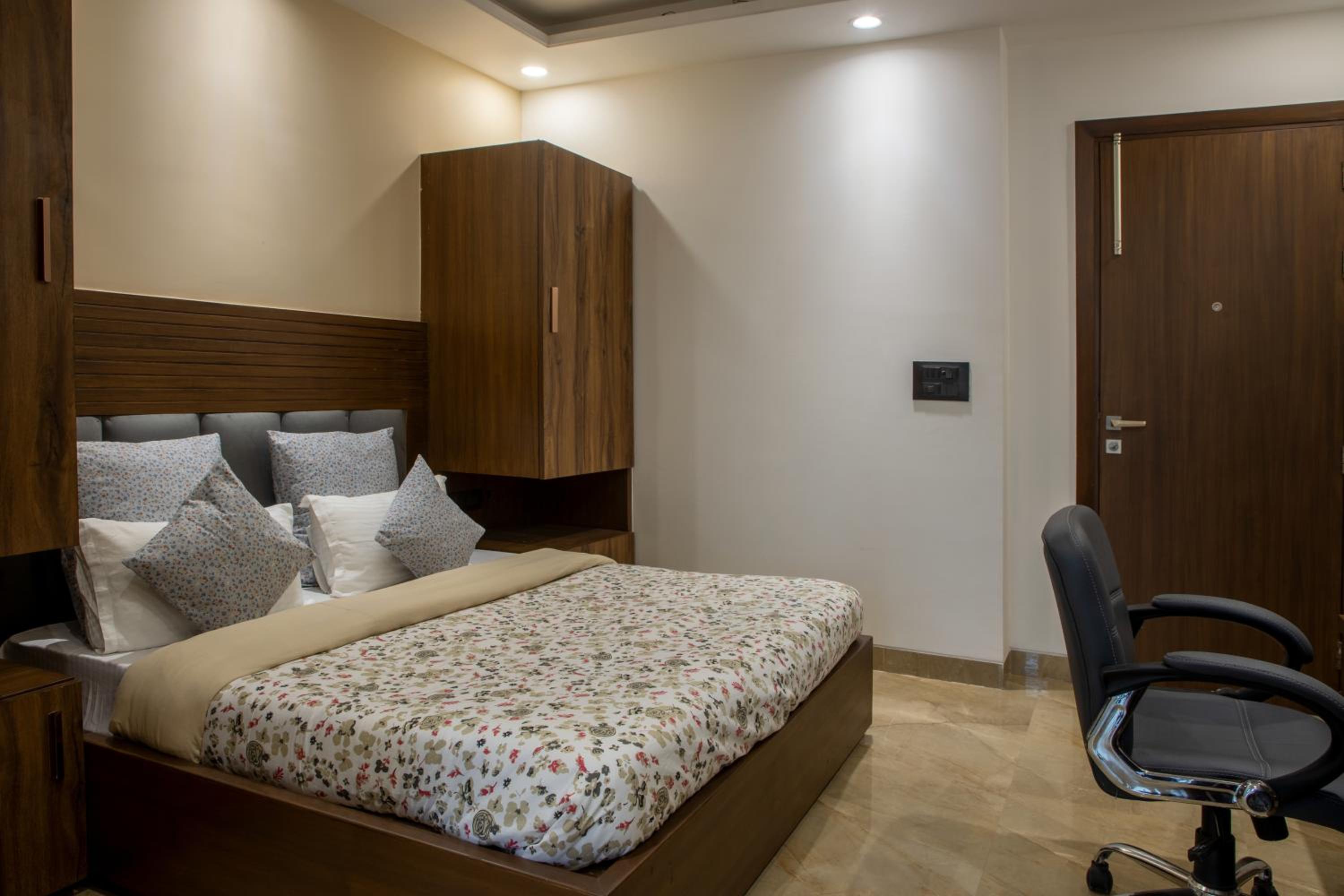 Studio Apartment - Photo 2