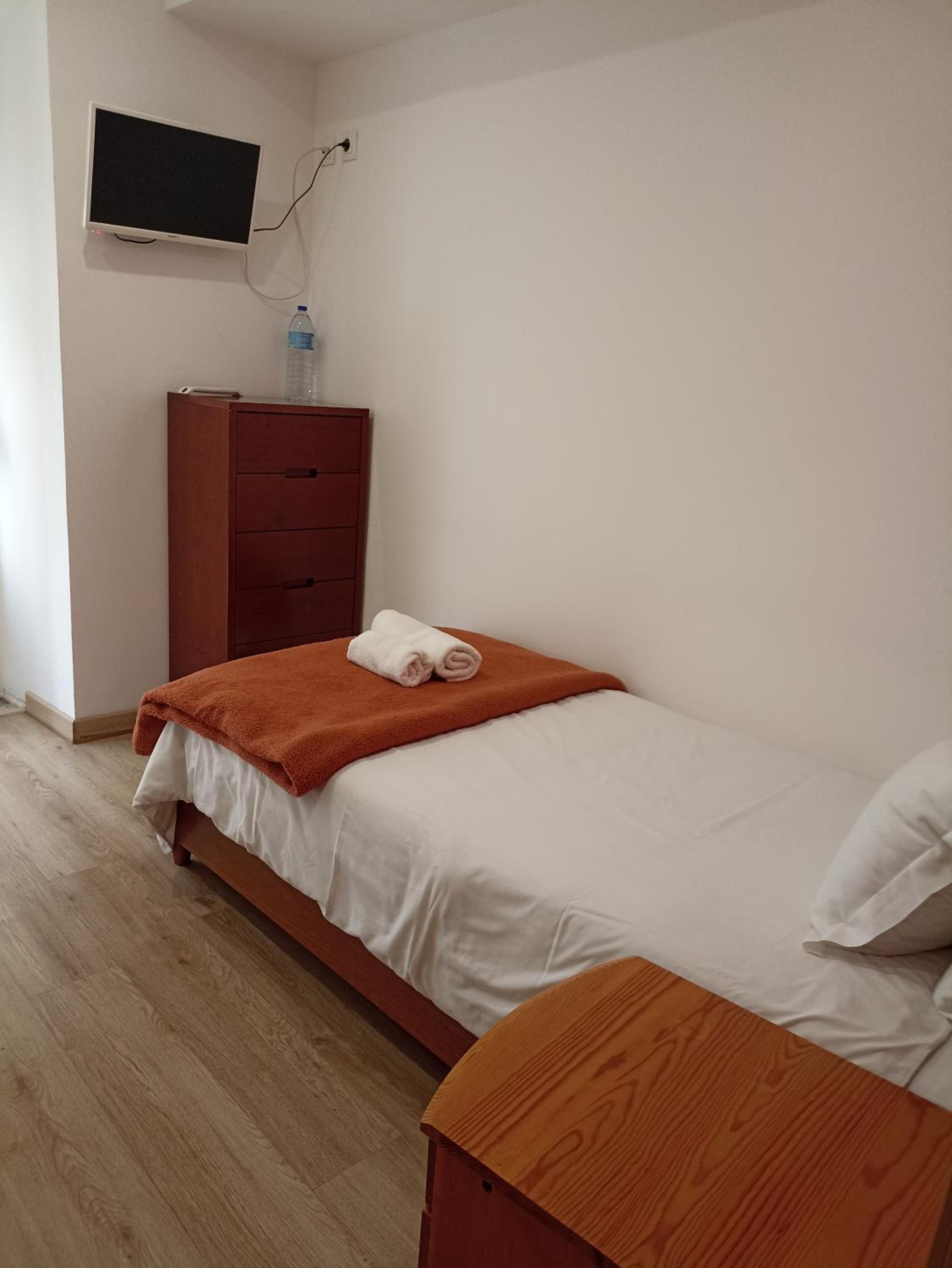 Single Room with Shared Shower and Toilet photo 1