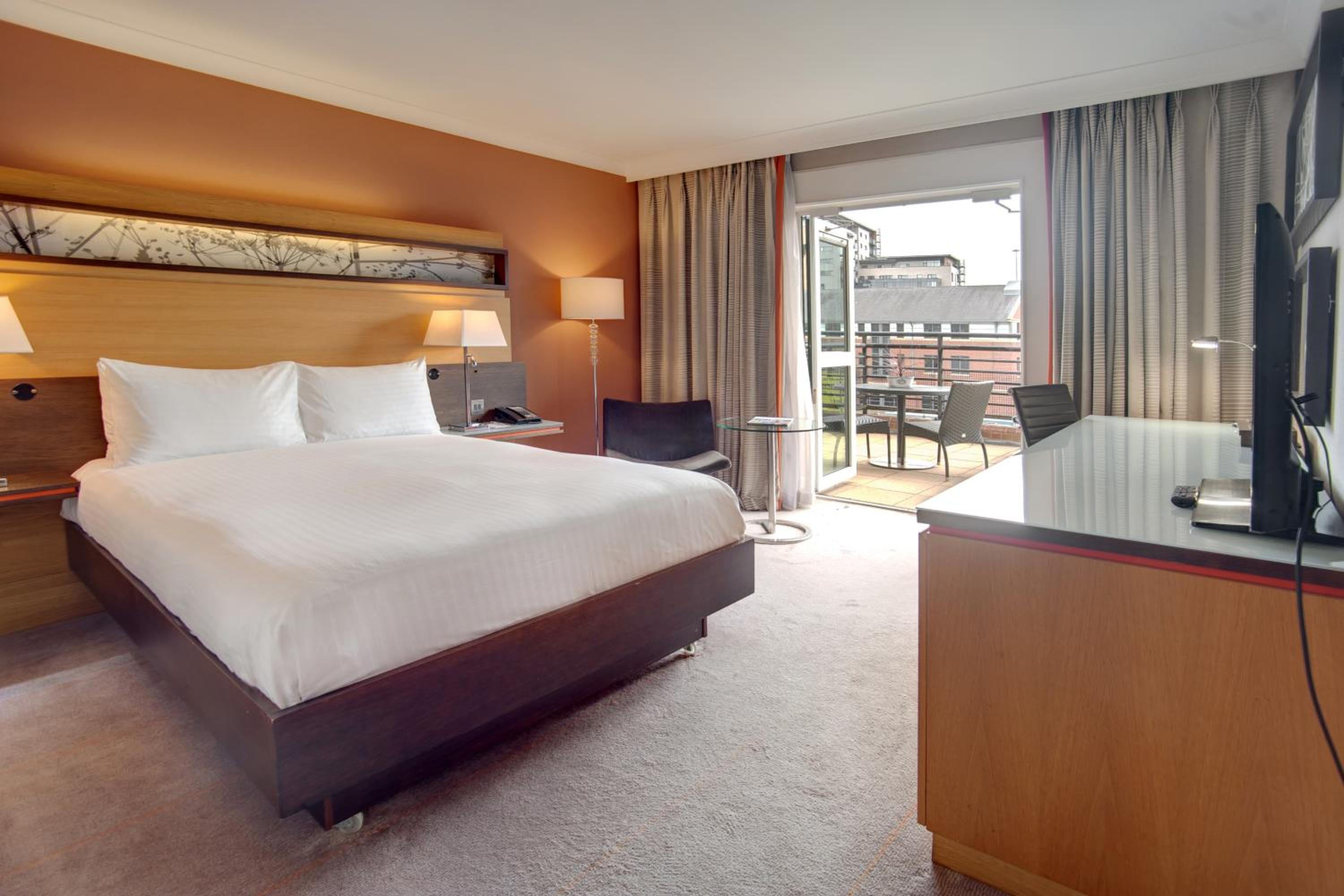 Deluxe Suite, 1 Super King Bed, Balcony, Quay View