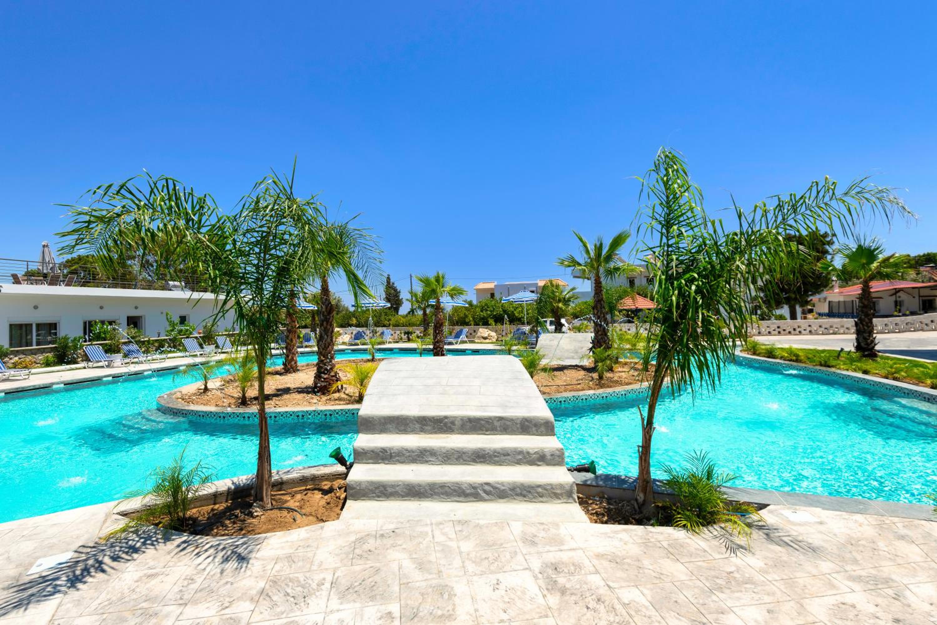 Junior Suite with Pool View - Photo 8