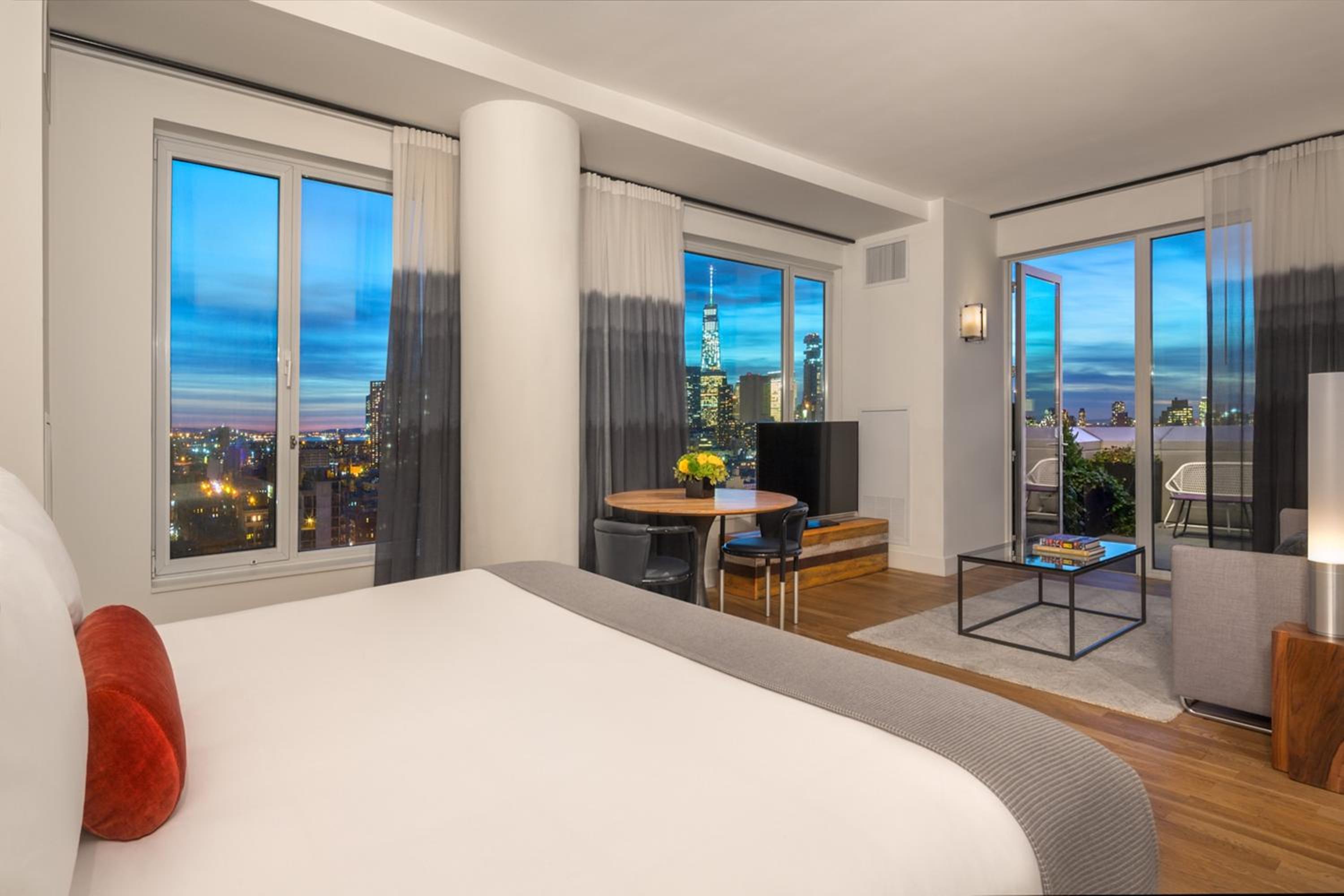 Deluxe King Studio Suite with City View - Non-Smoking