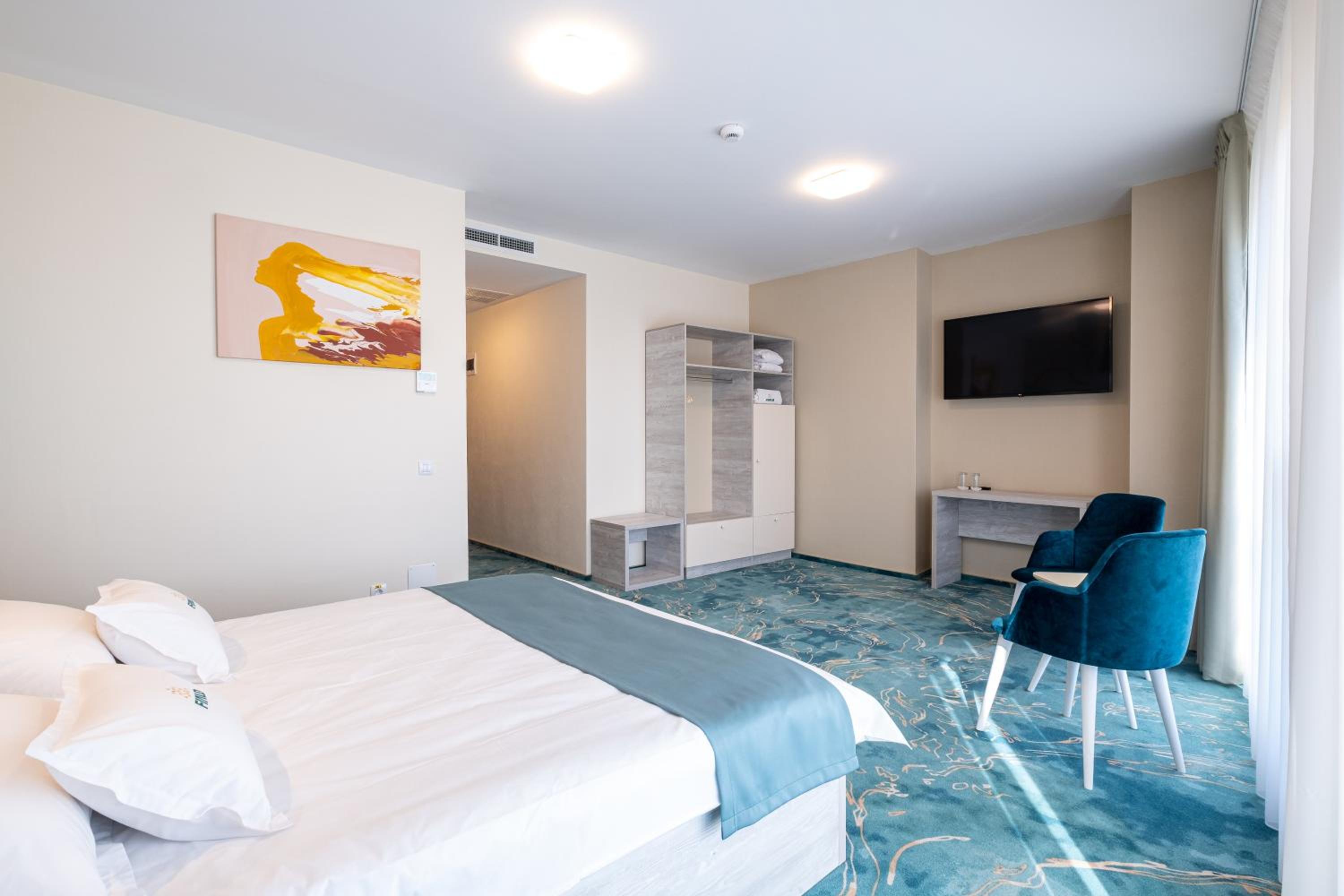 Standard King Room with Spa Access - Photo 2