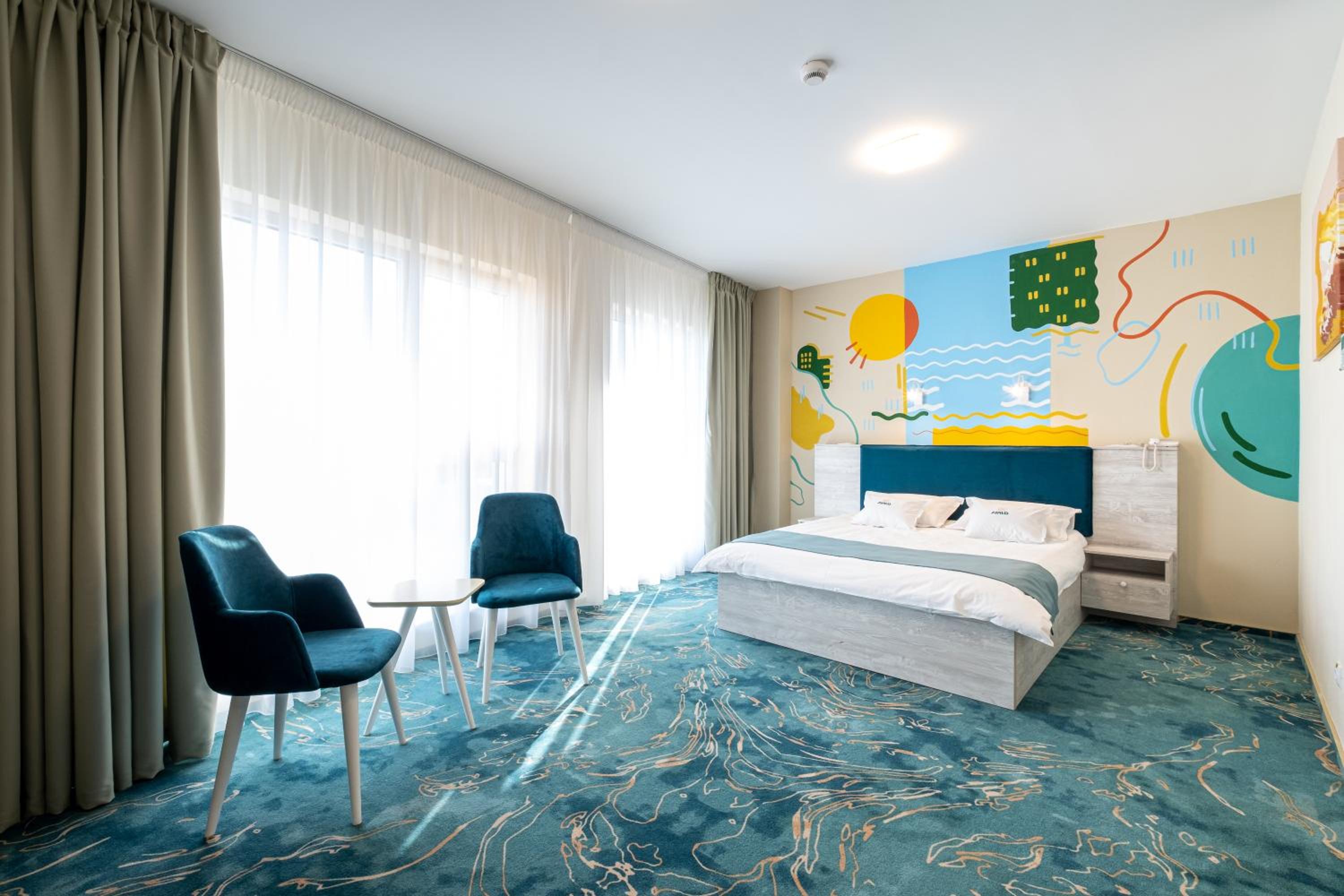 Standard King Room with Spa Access - Photo 3