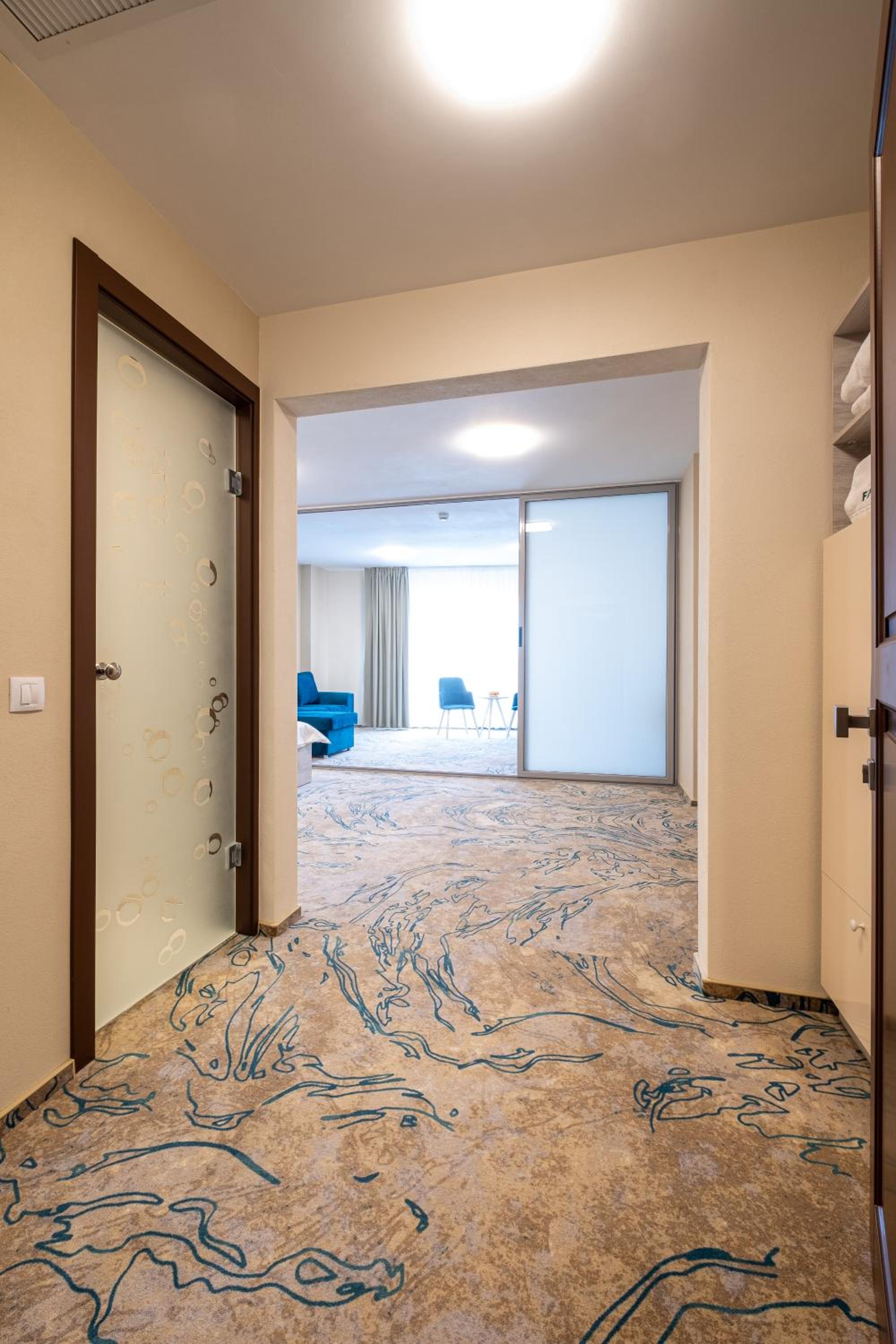Standard King Room with Spa Access - Photo 4