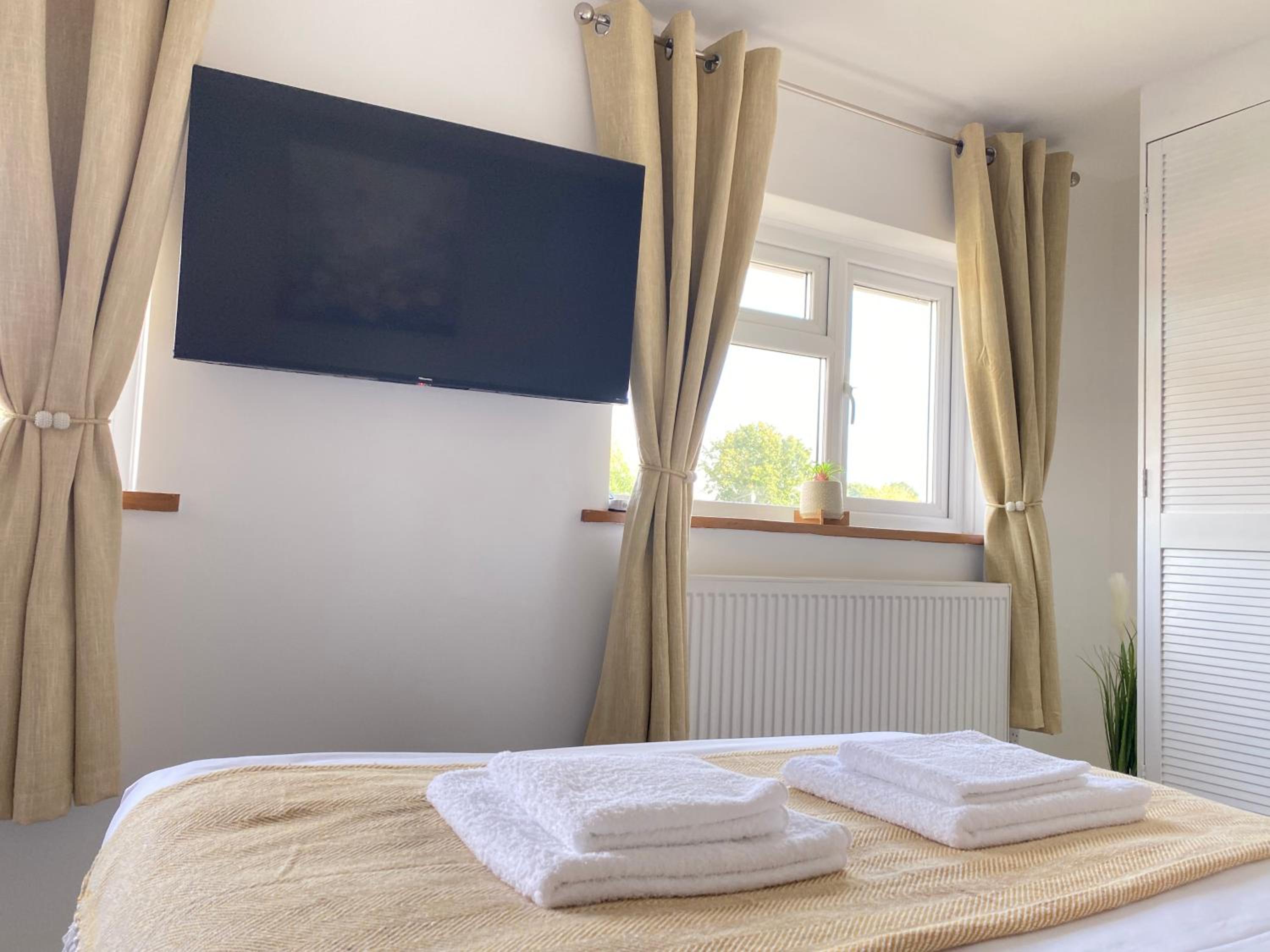 Deluxe Double Room (2 Adults + 1 Child) photo 2