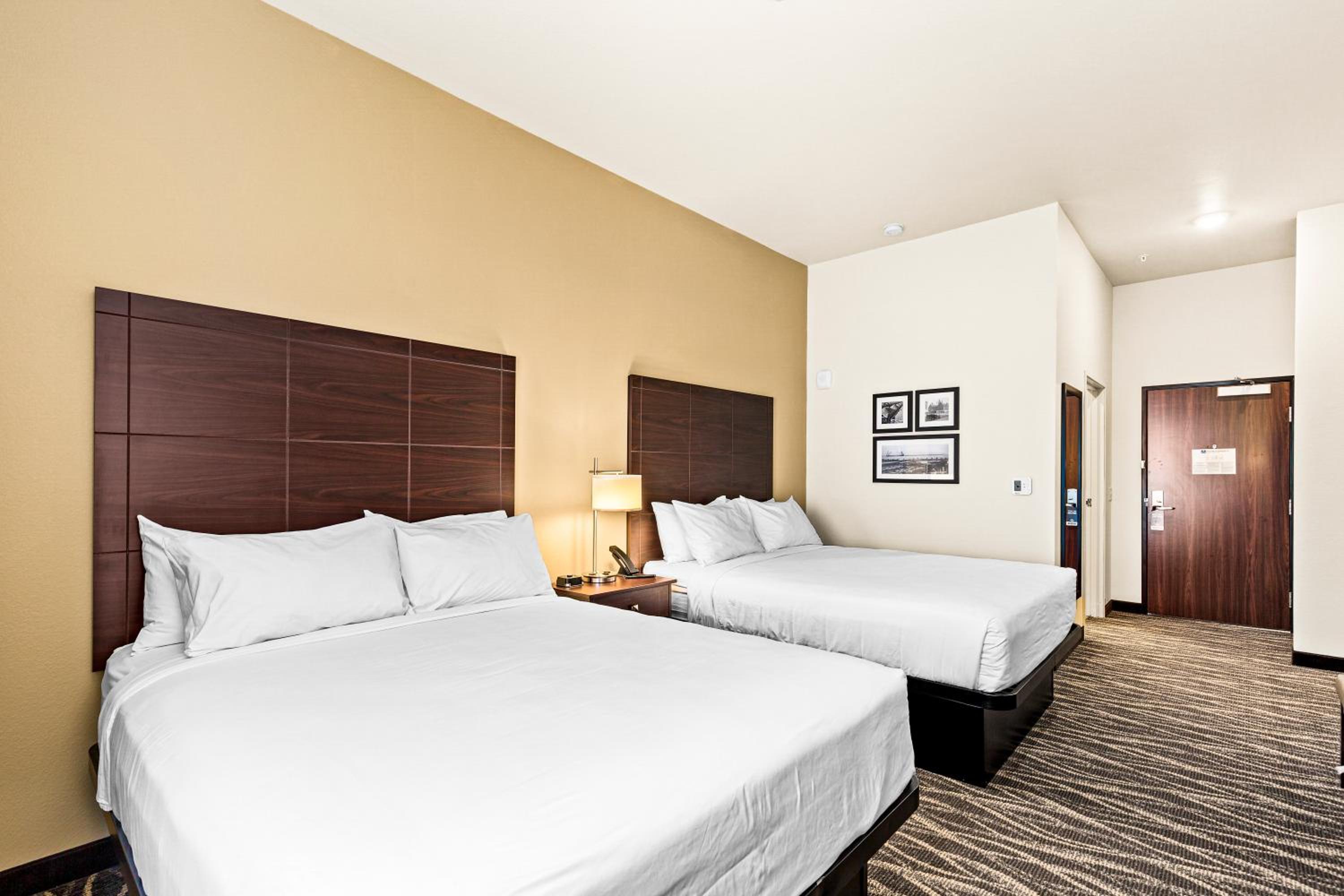 Queen Room with Two Queen Beds - Photo 3