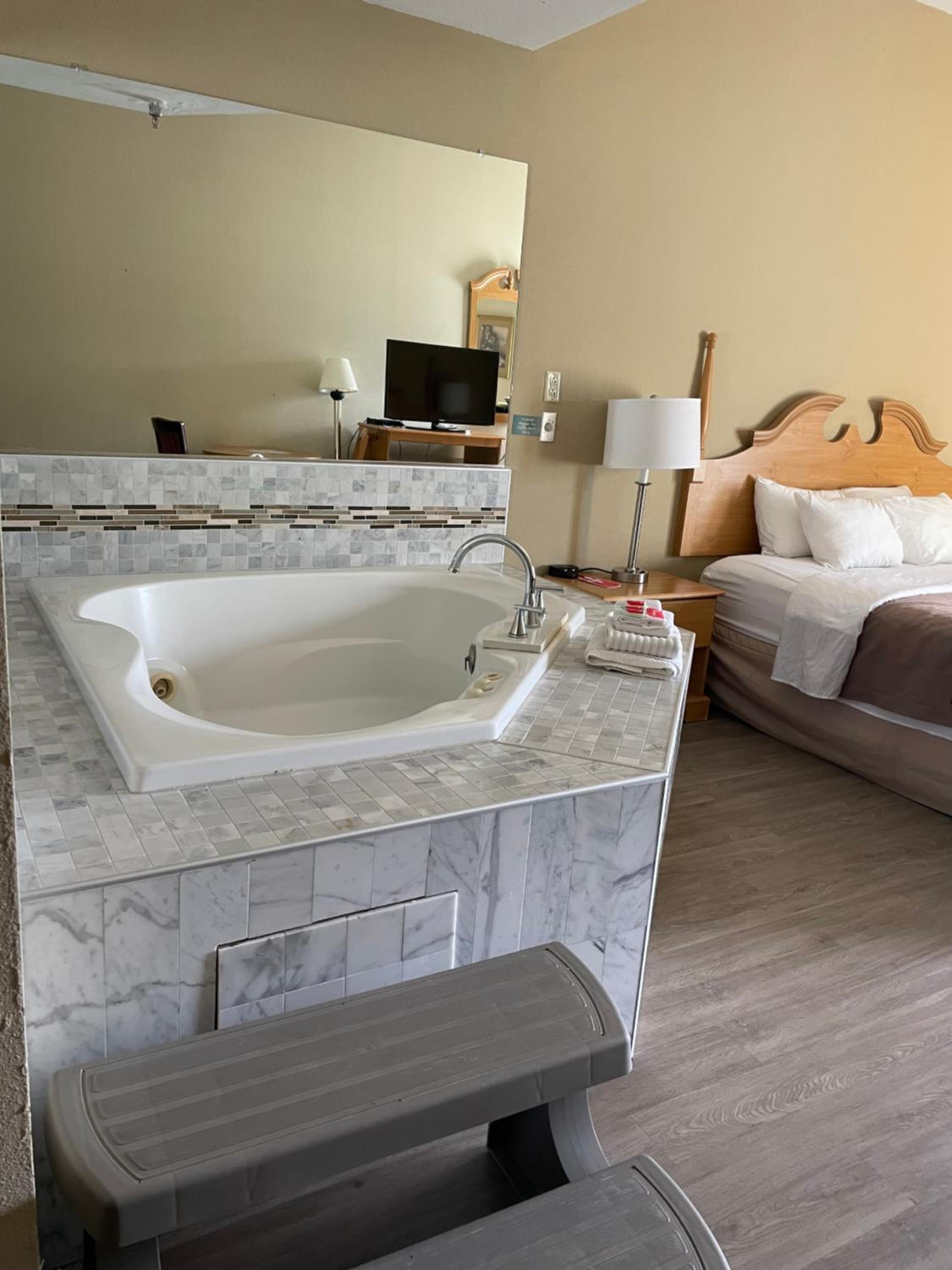 King Room with Spa Bath - Photo 7