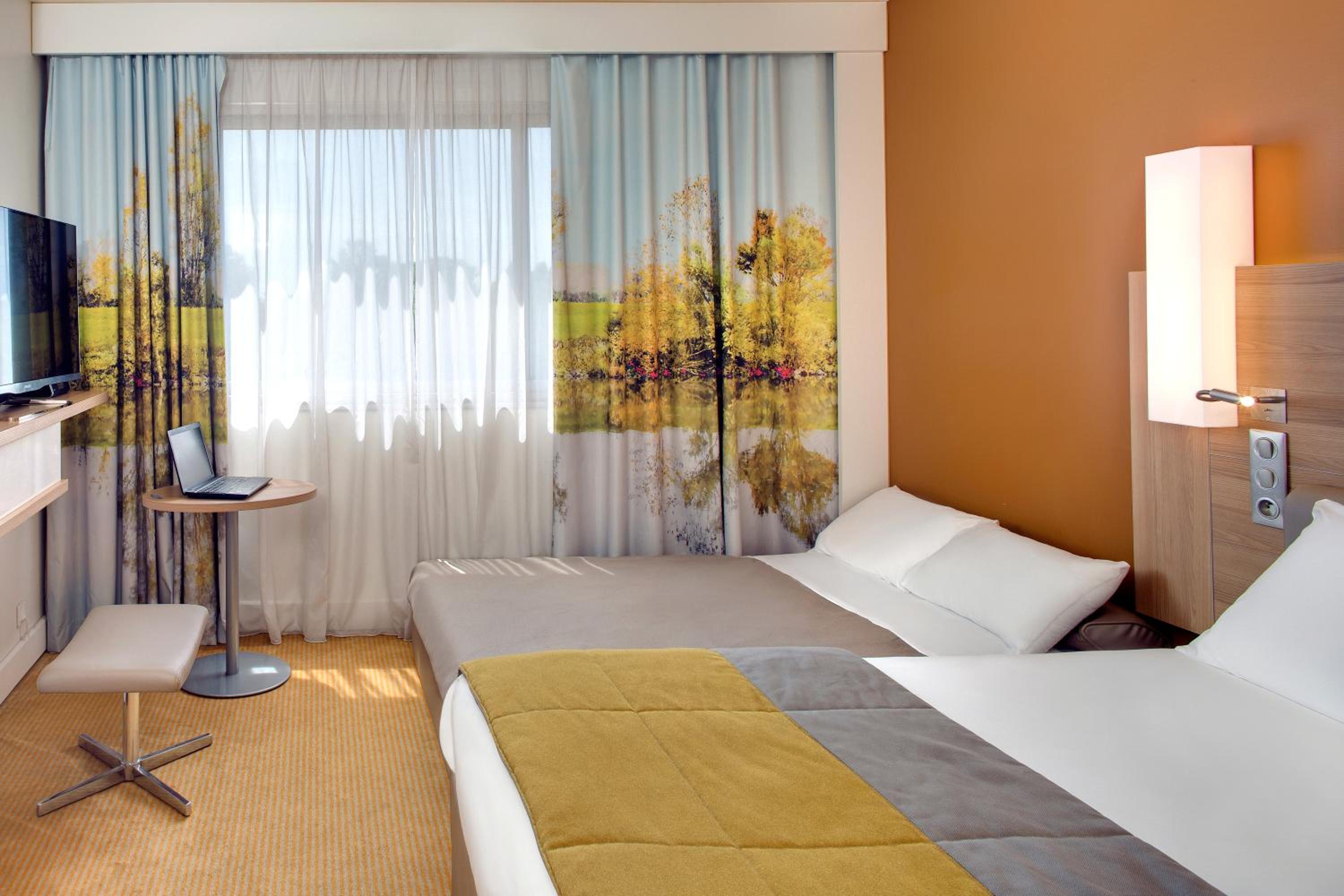 Family King Room with Sofa Bed - Photo 3