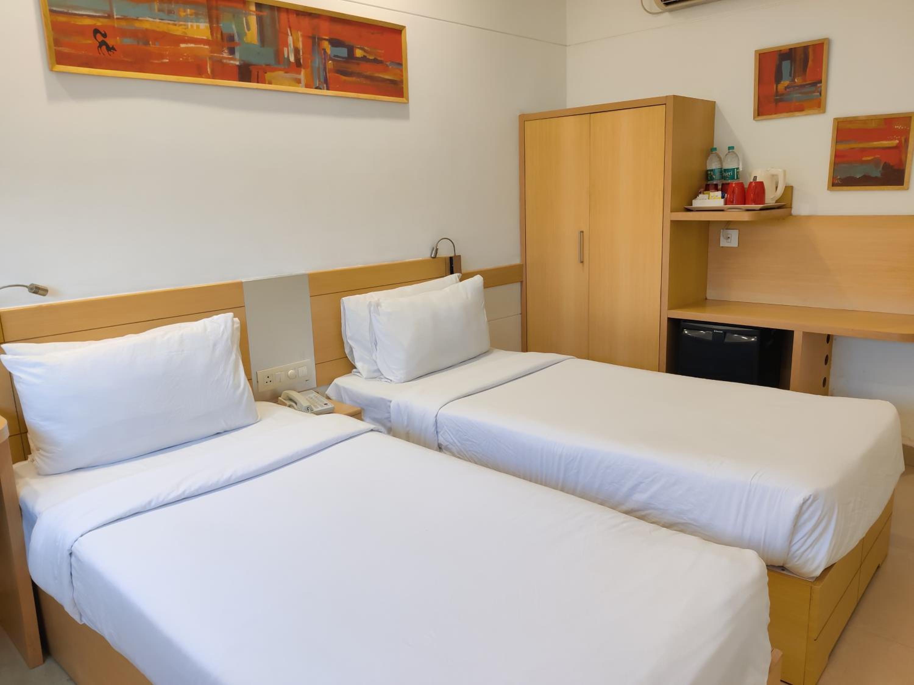 Superior Twin Room with City View - Photo 4