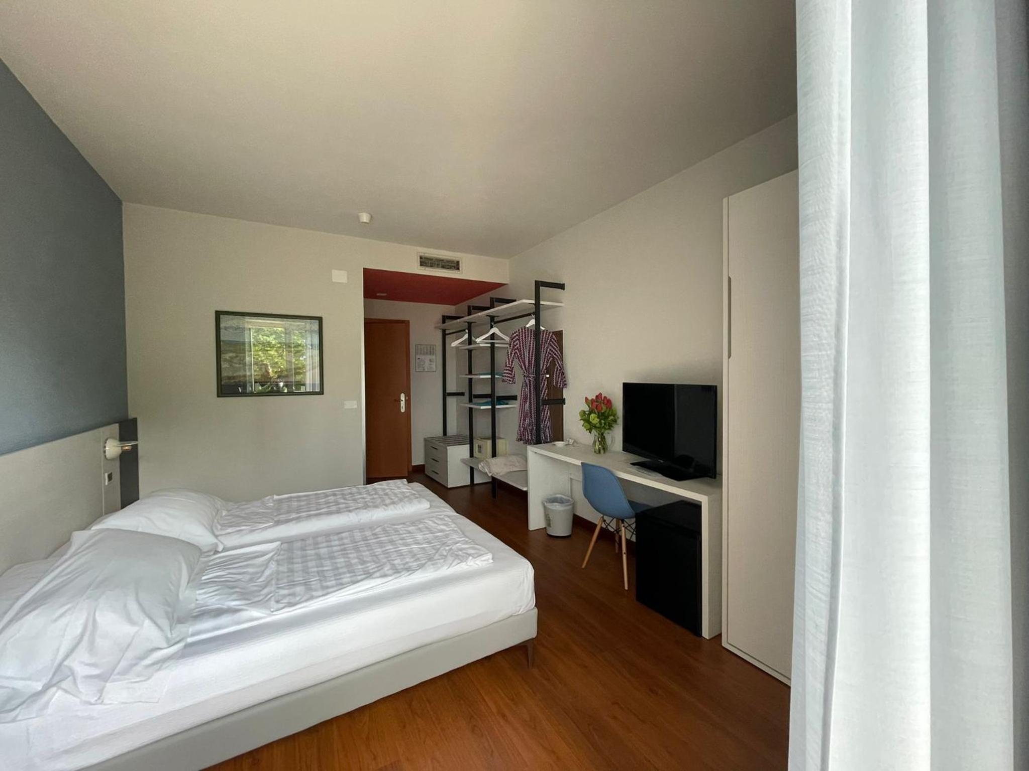 Superior Double or Twin Room with Lake View photo 3