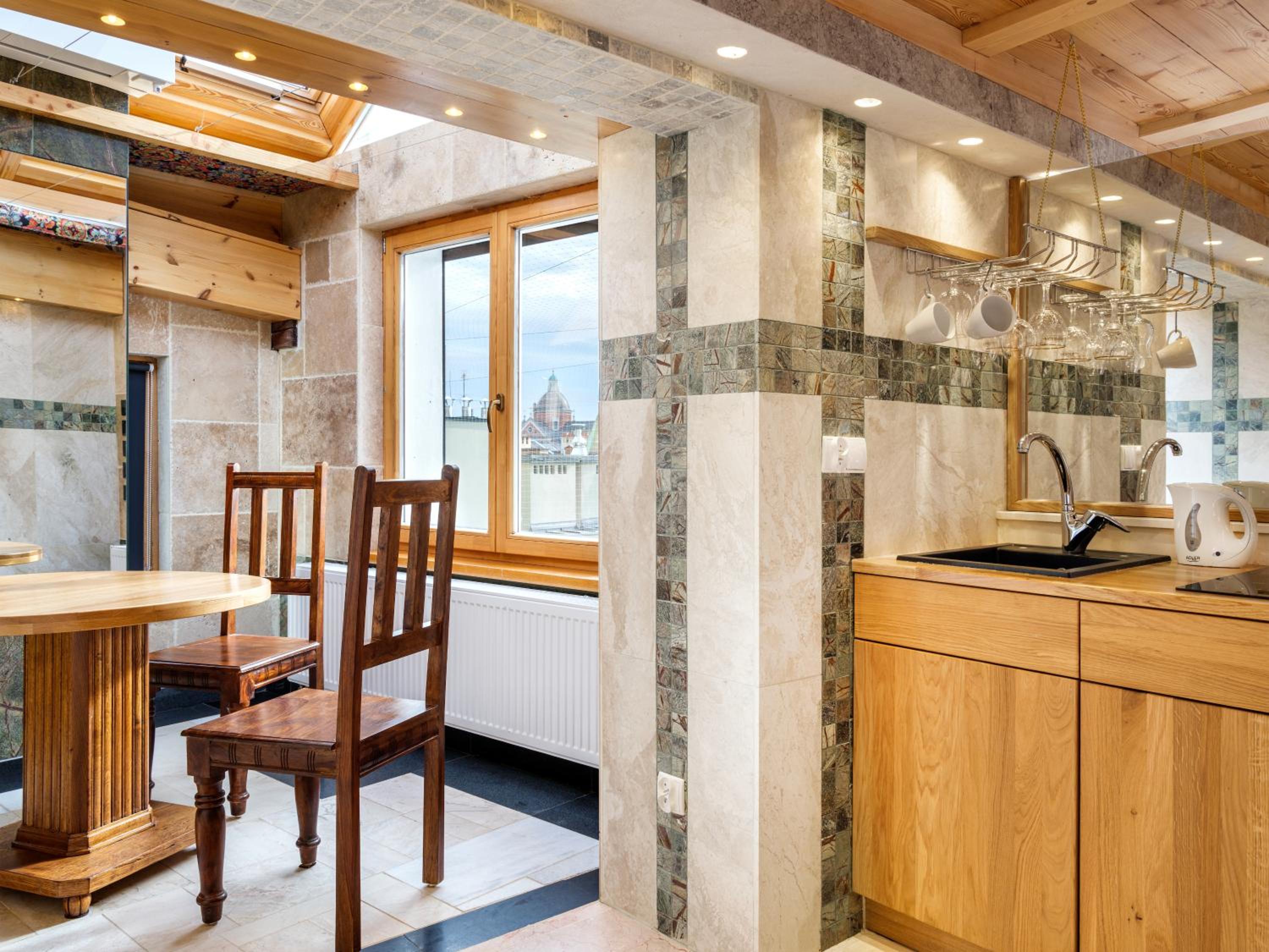 Superior King Suite - Photo 8