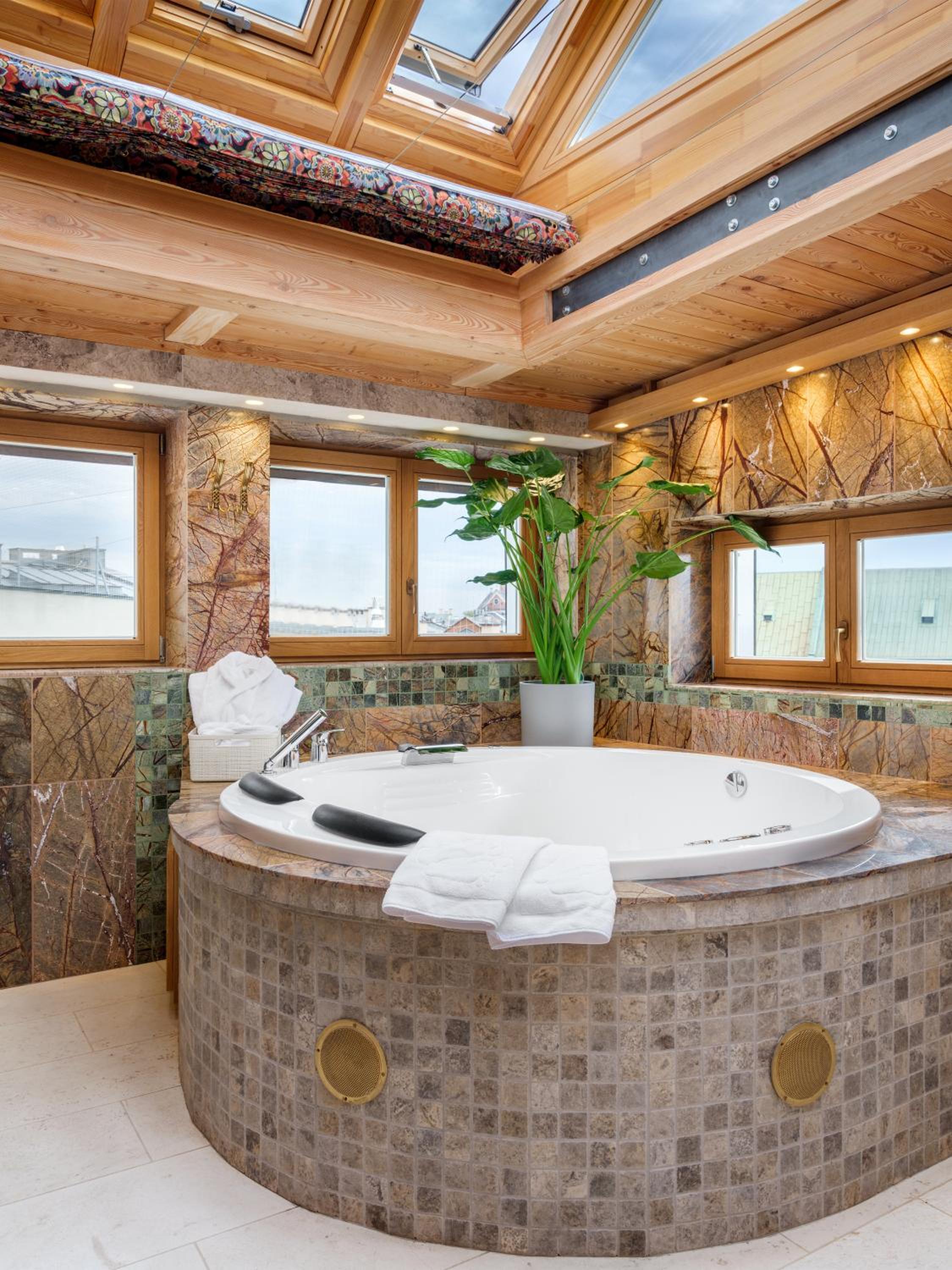 Superior King Suite - Photo 7