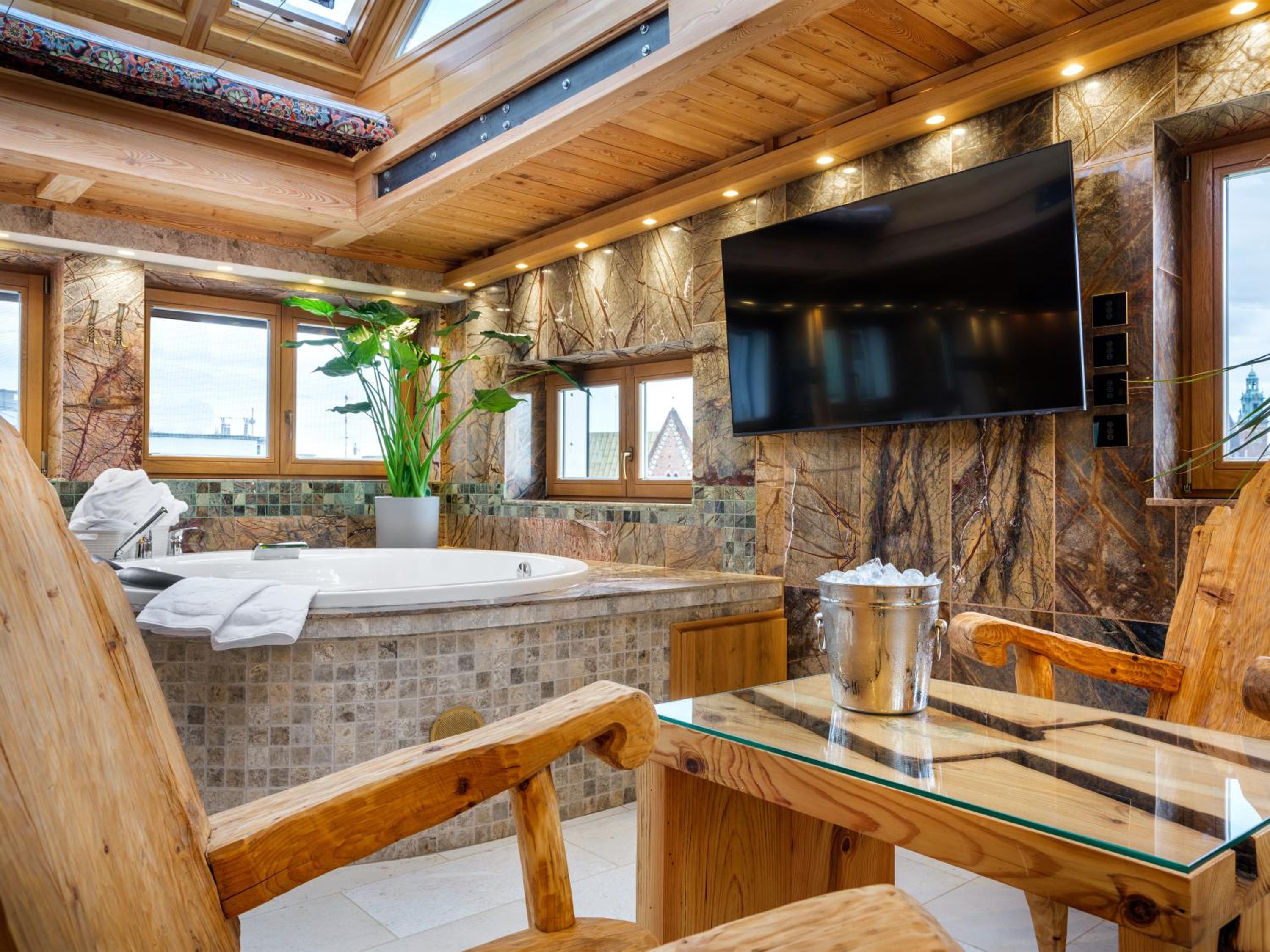 Superior King Suite - Photo 3