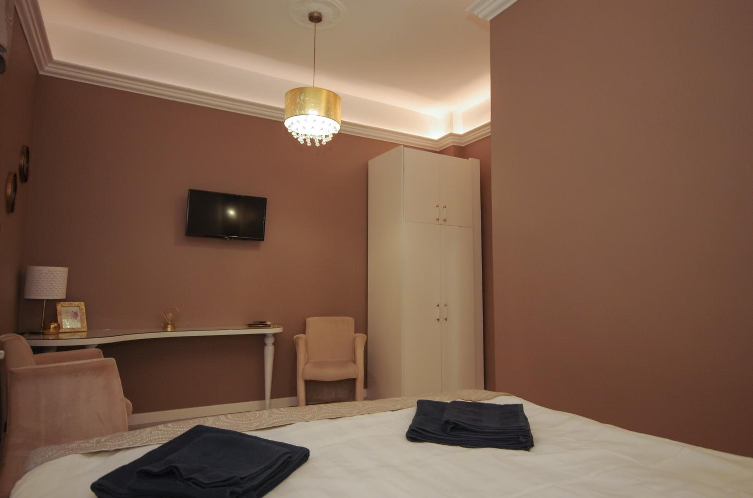 Apartment with Shower - Photo 15