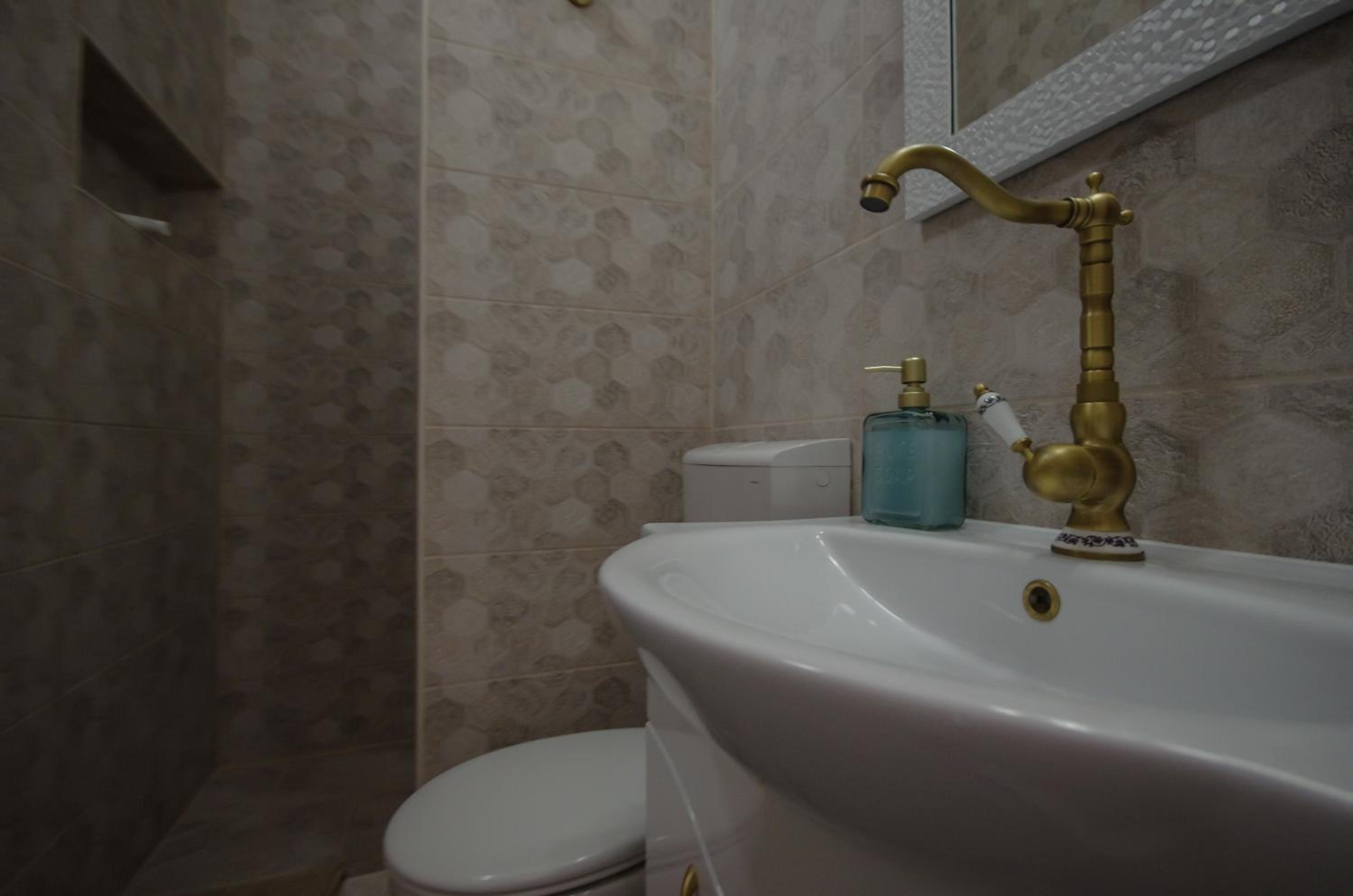 Apartment with Shower - Photo 20