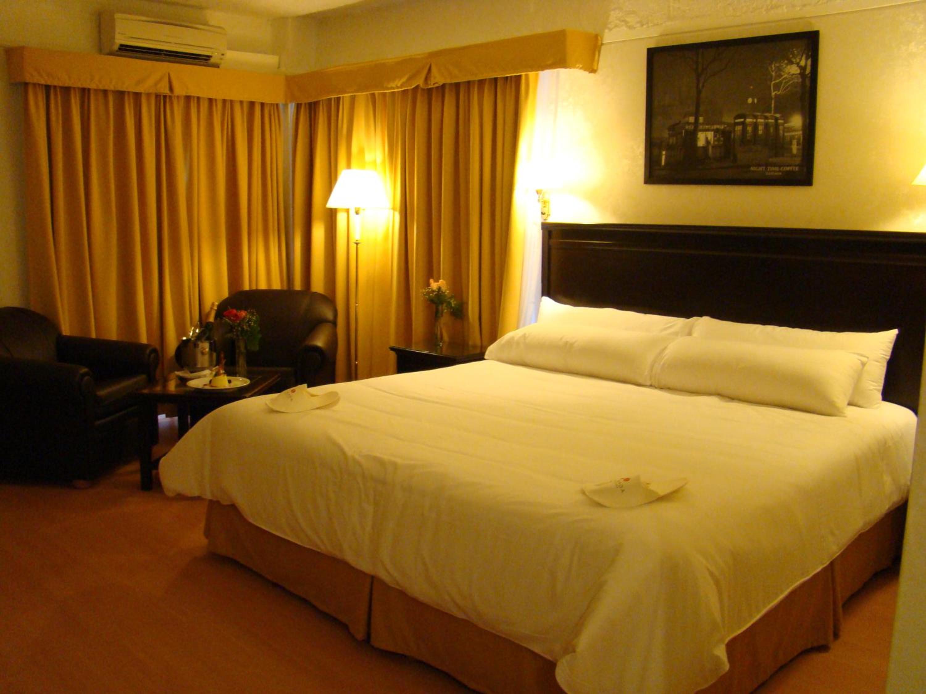 Corner Room photo 2